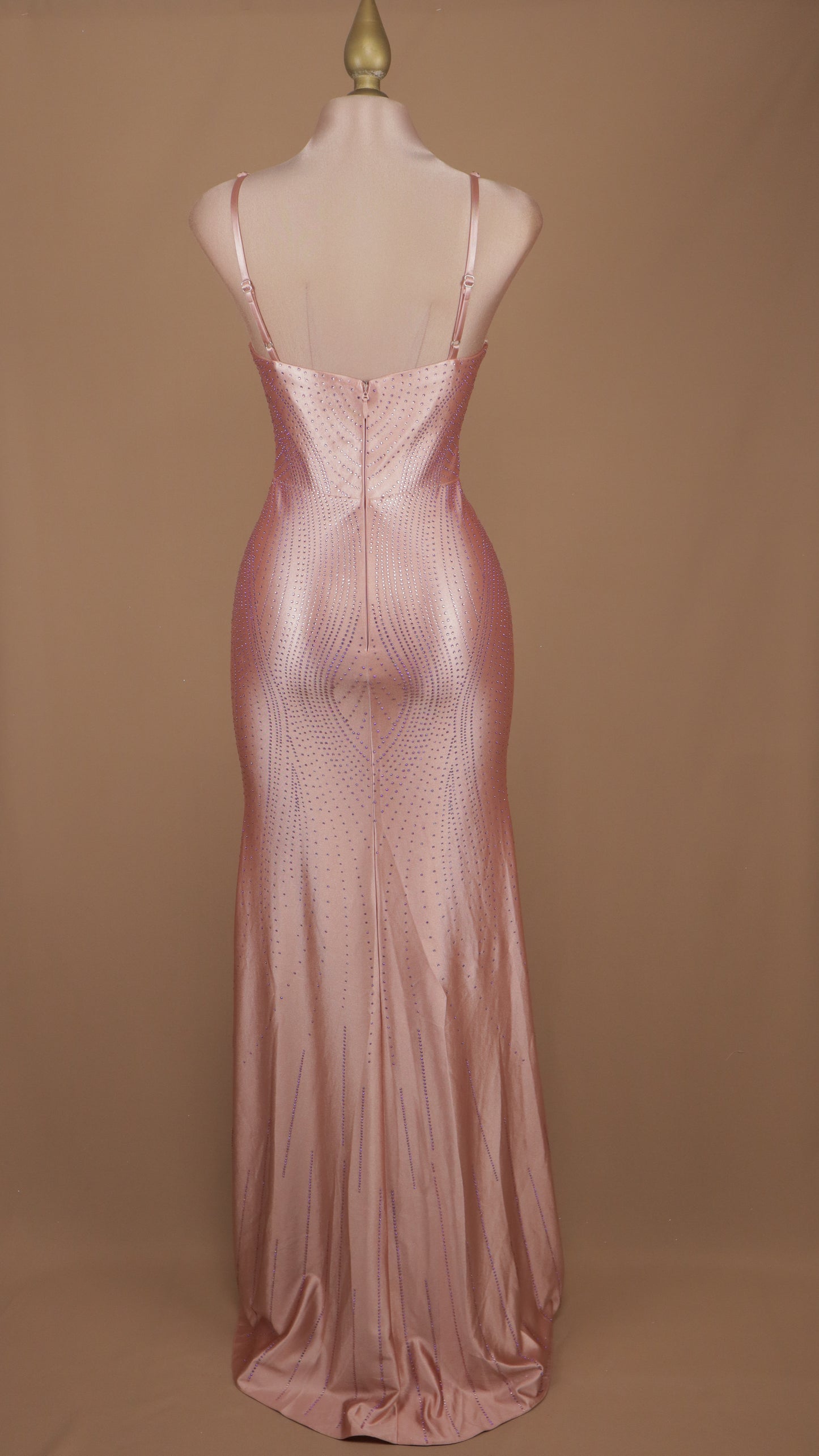 Vestido largo corte sirena con aplicación