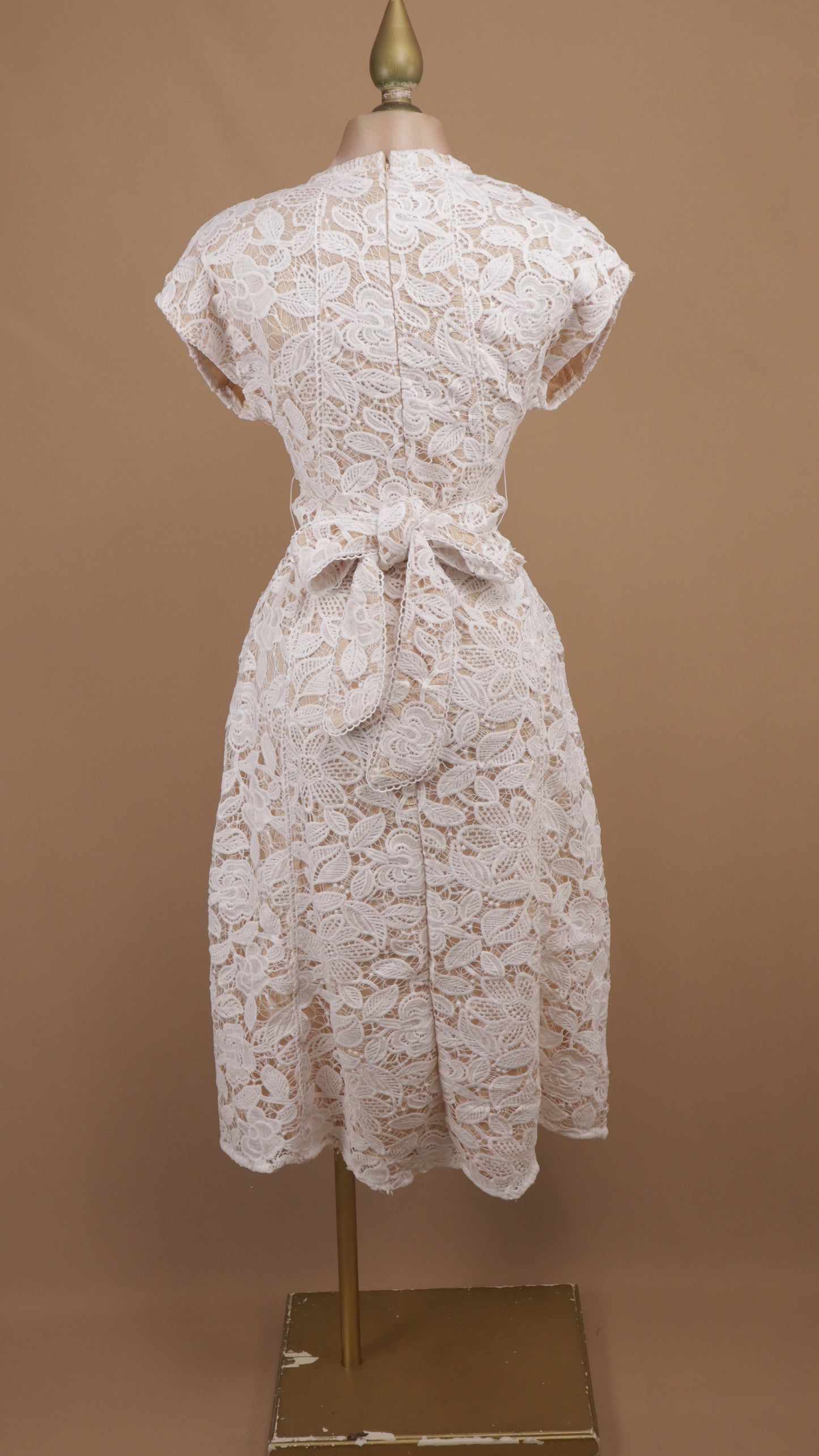 Vestido midi de encaje floral guipur con escote en V