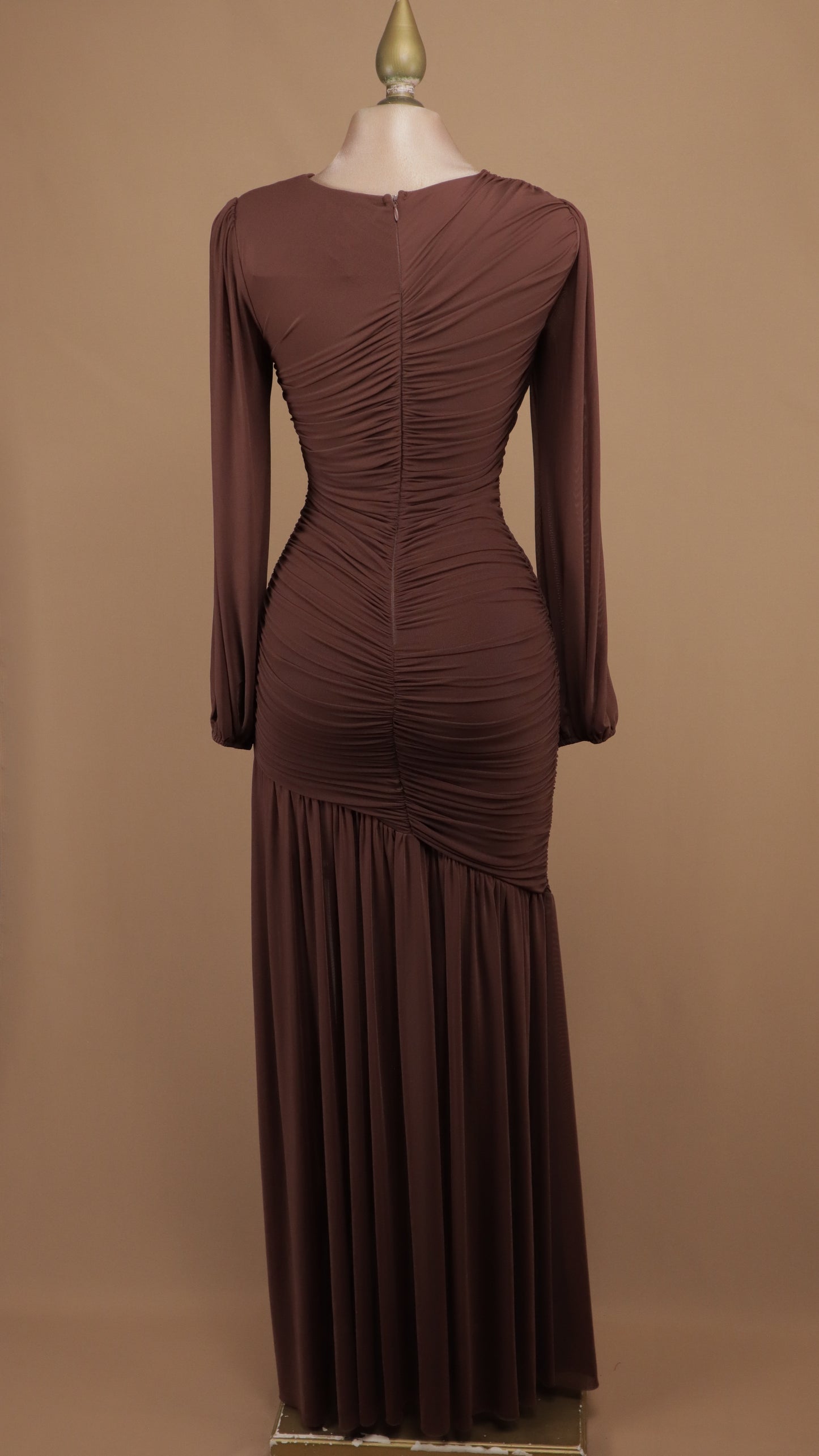 Vestido largo de gala en gasa con drapeado cruzado y mangas obispo