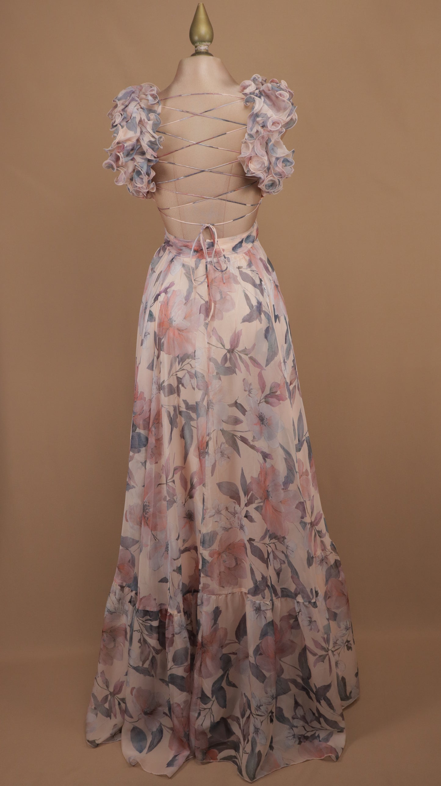 Vestido largo romántico de chifón floral con escote en V y tirantes con olanes