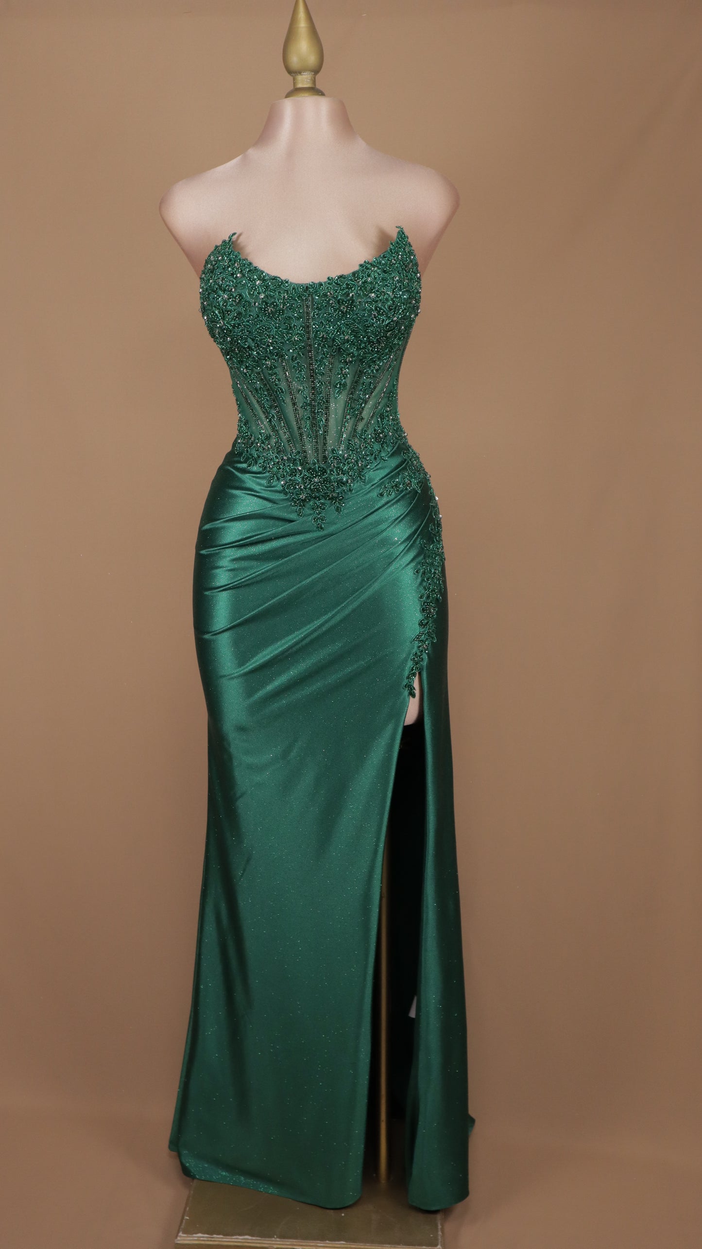 Vestido largo para graduación con aplicación y abertura
