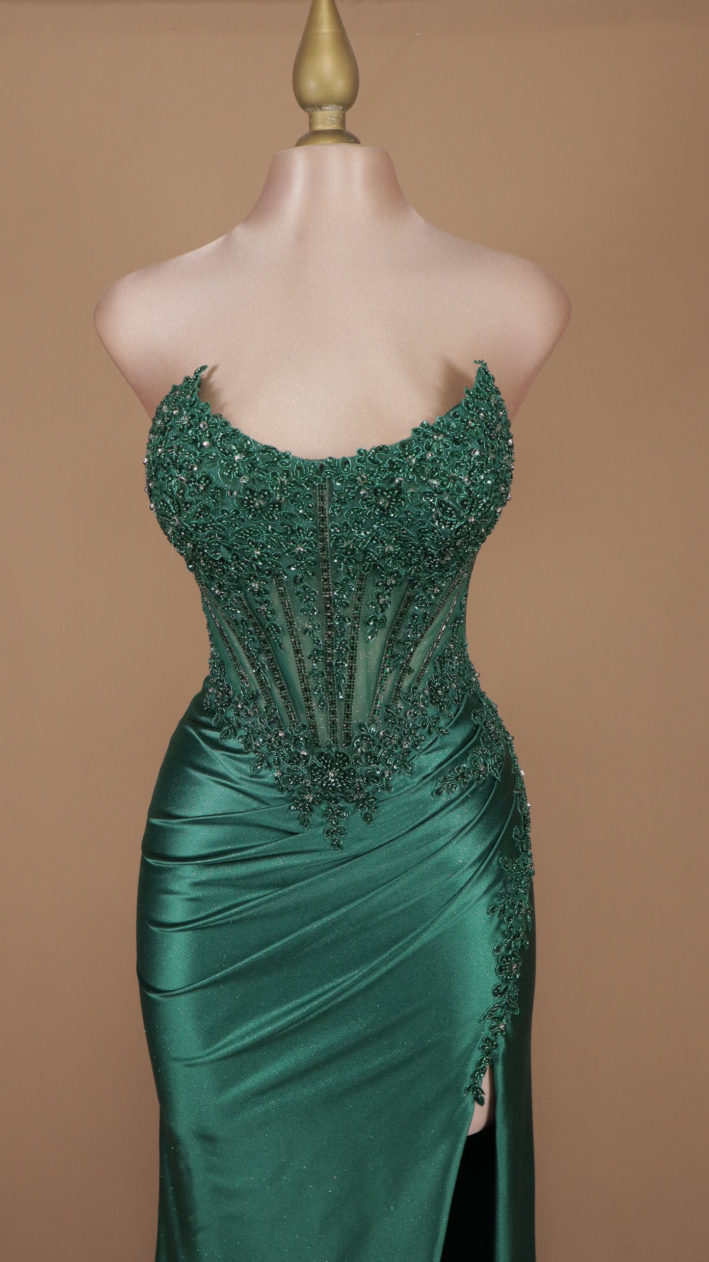 Vestido largo para graduación con aplicación y abertura