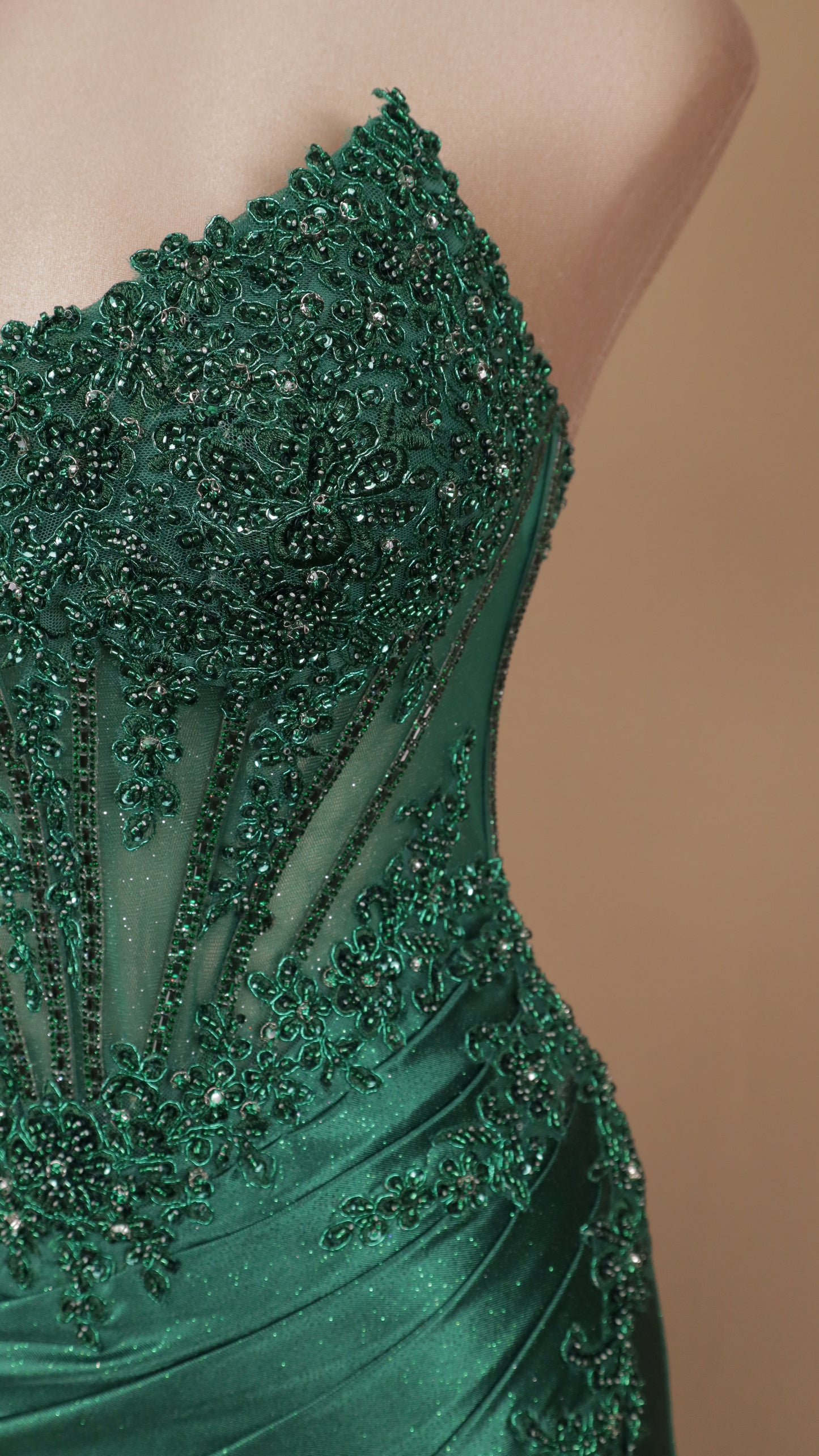 Vestido largo para graduación con aplicación y abertura