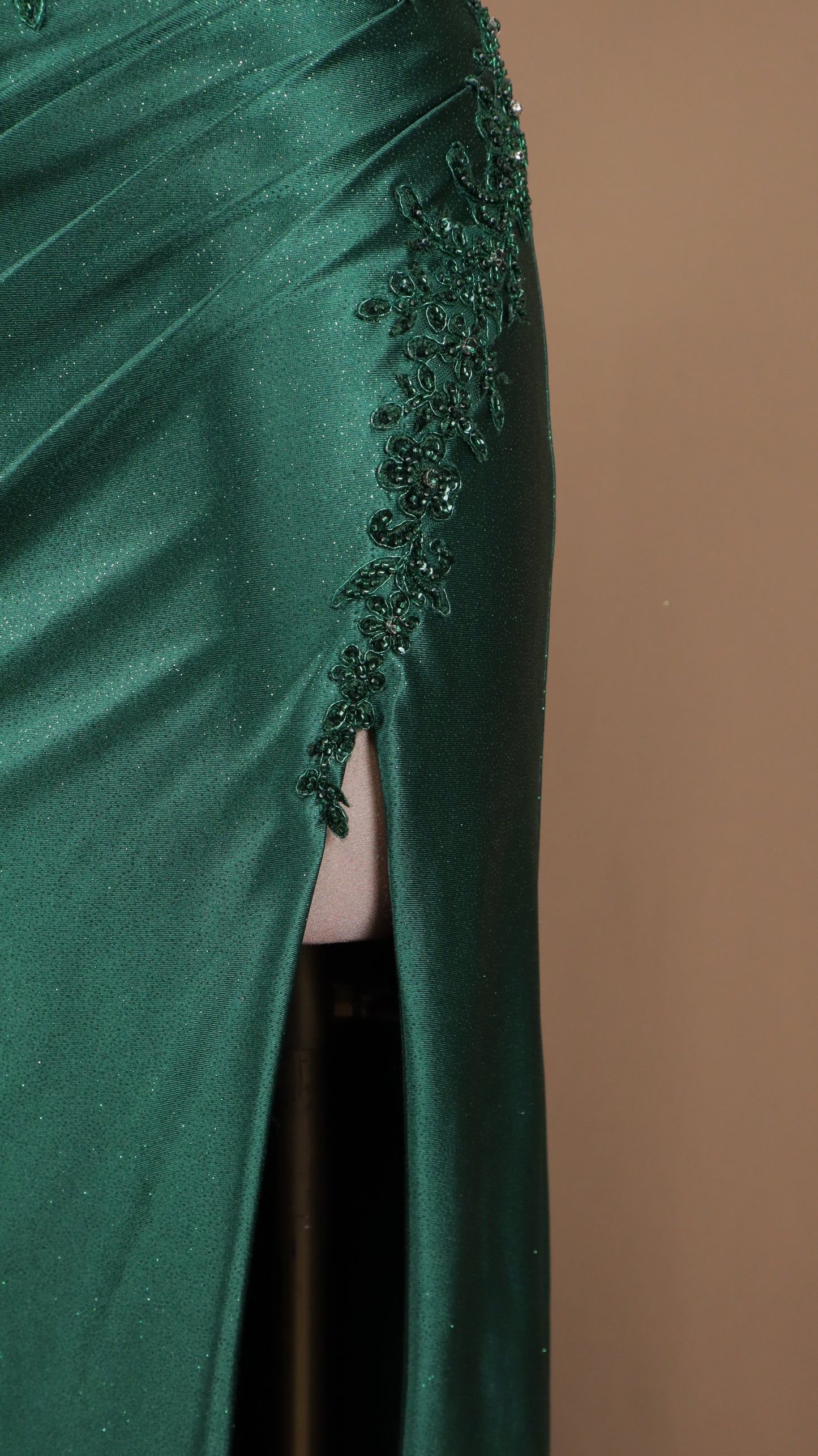 Vestido largo para graduación con aplicación y abertura
