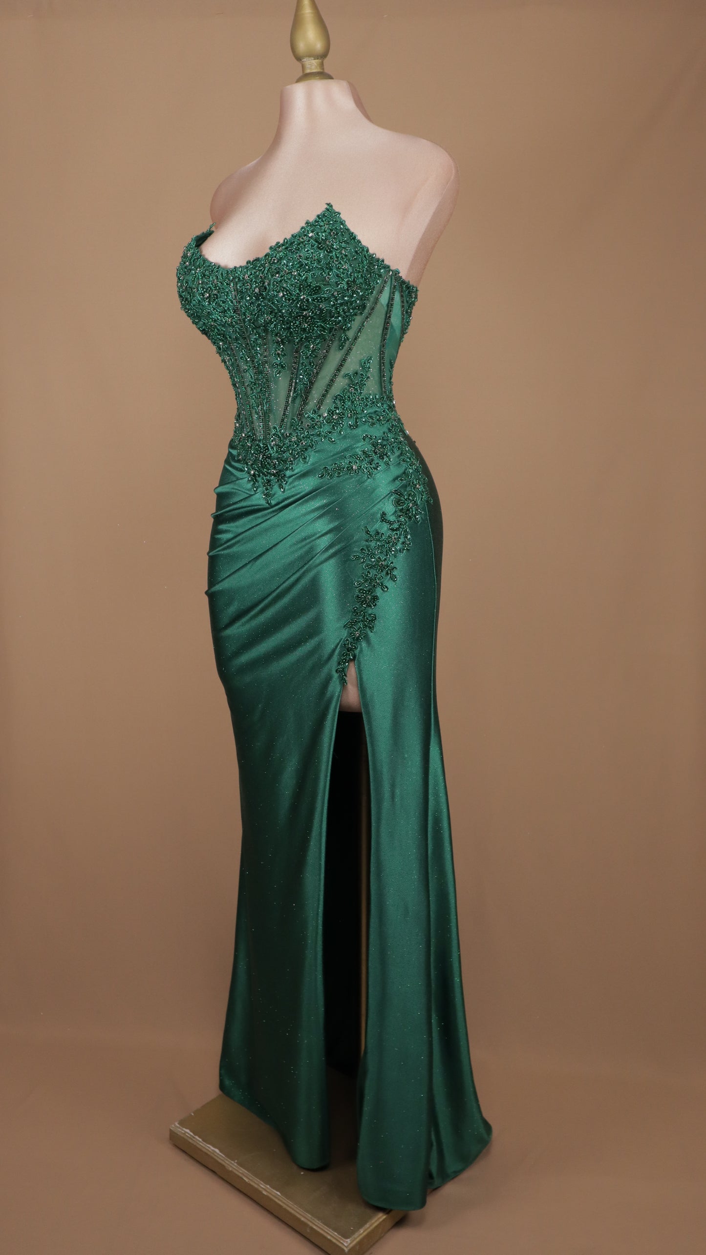 Vestido largo para graduación con aplicación y abertura