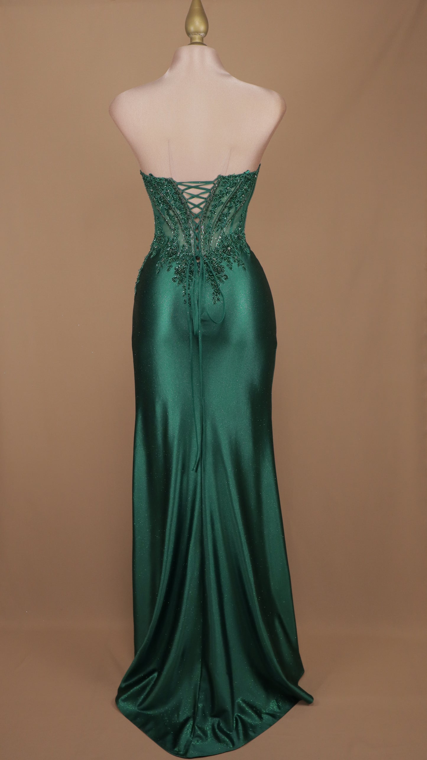 Vestido largo para graduación con aplicación y abertura