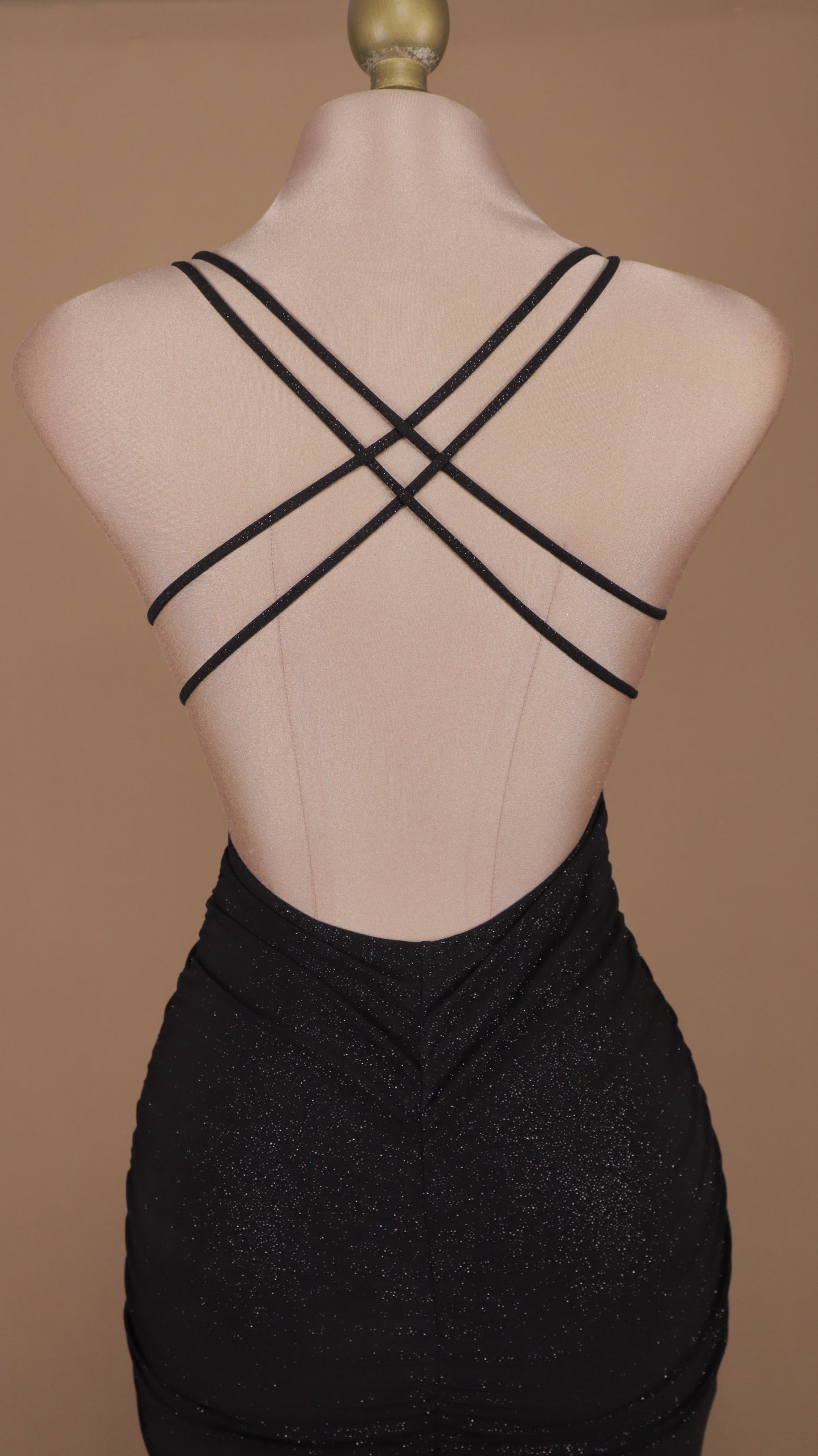 Vestido largo corte sirena con escote en la espalda