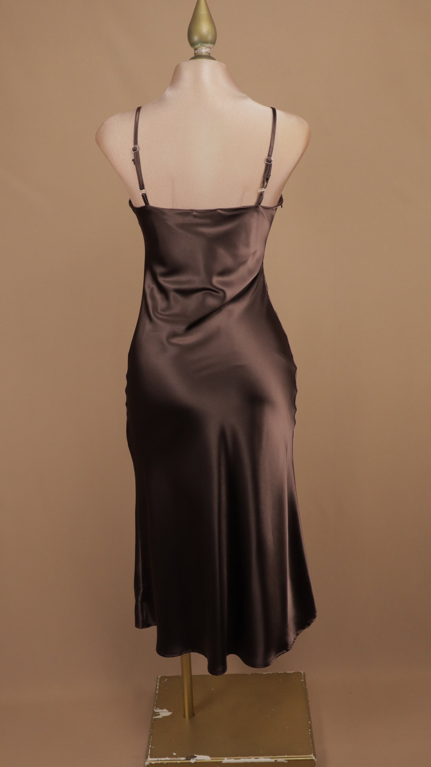 Vestido midi lencero de satén con escote drapeado