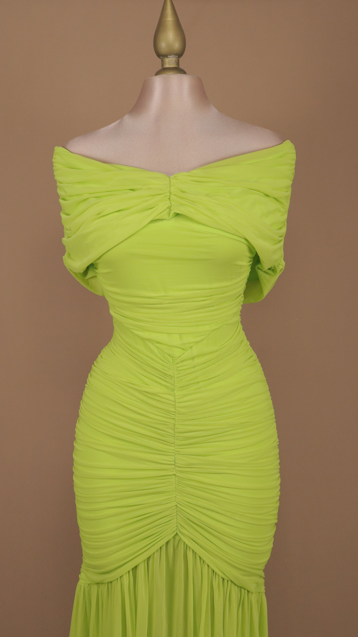 Vestido largo corrugado al hombro