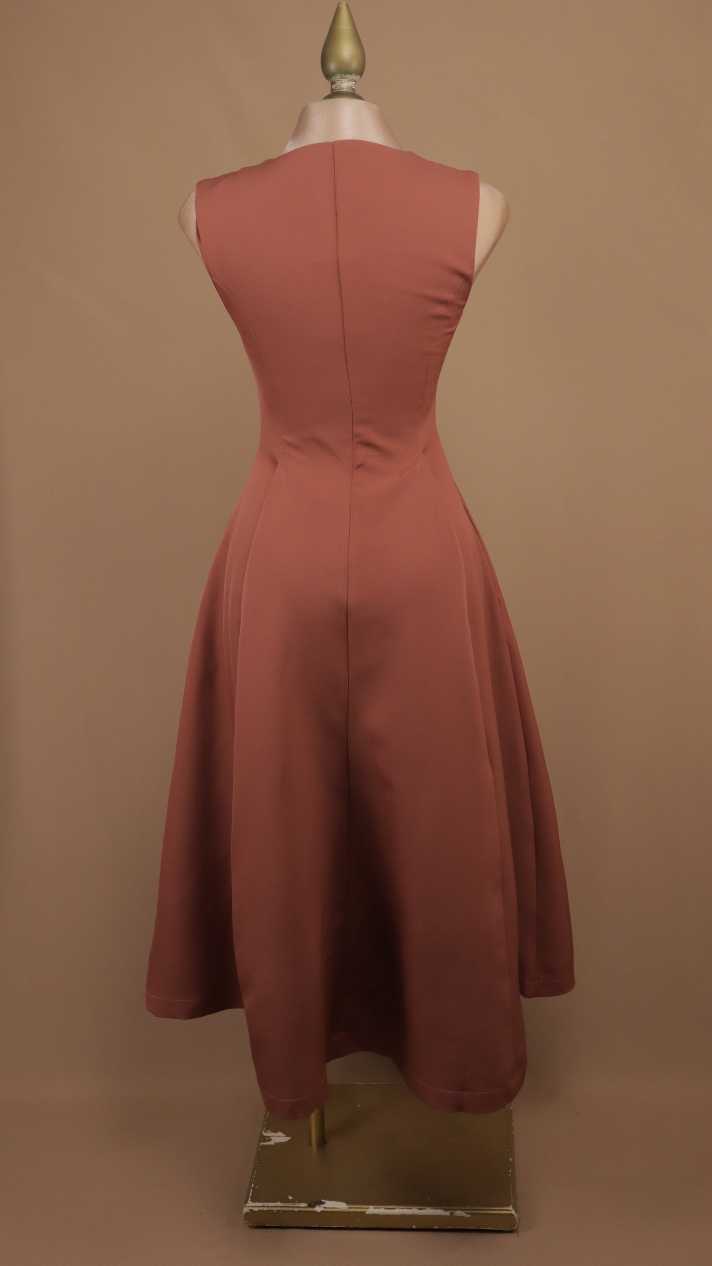Vestido midi acampanado con cierre frontal expuesto y pinzas