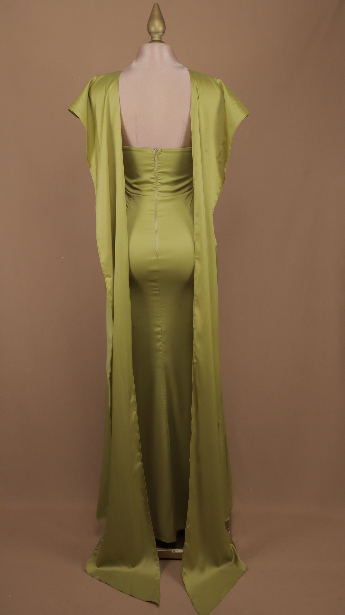 Vestido largo con estola en hombros