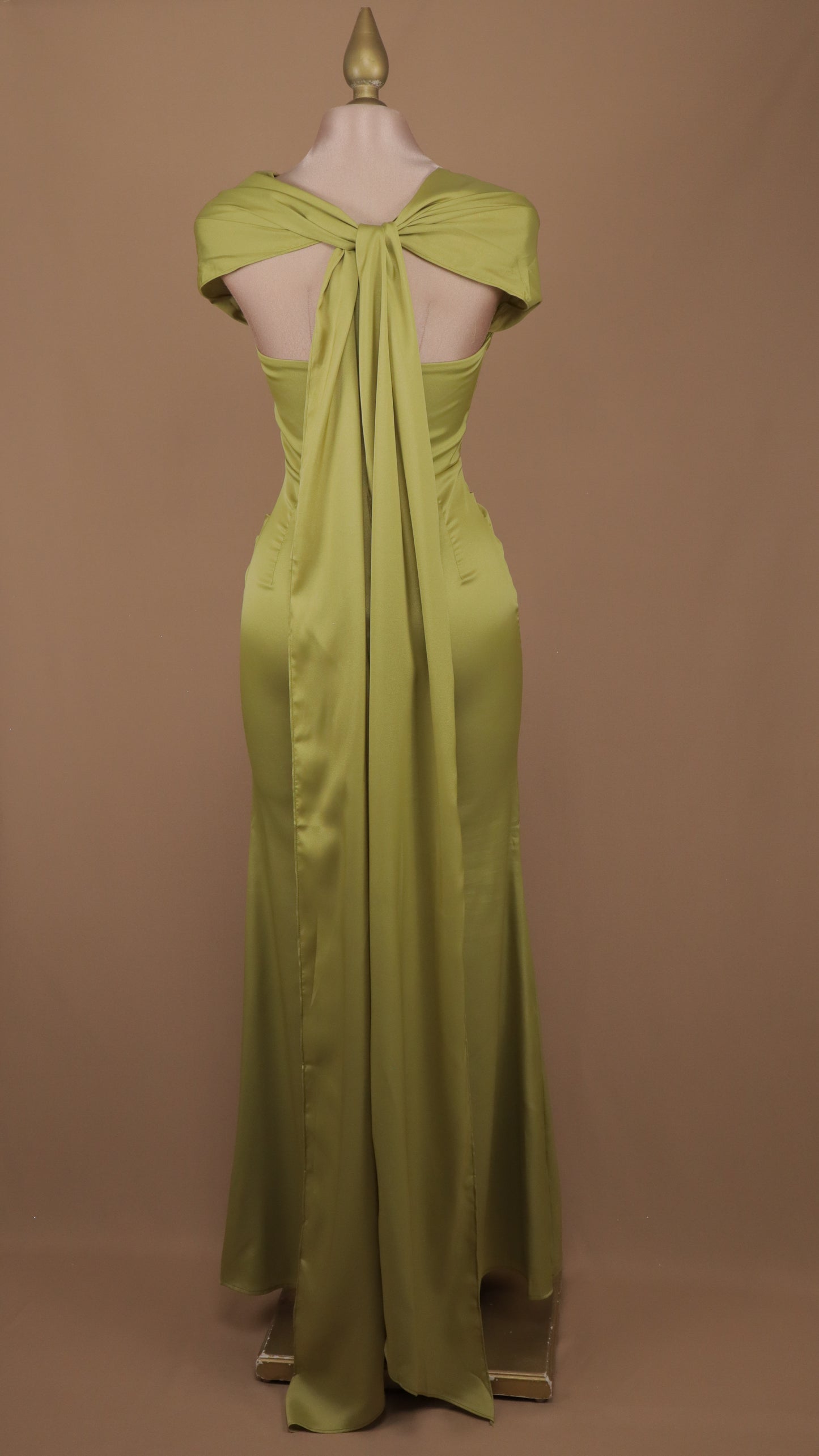 Vestido largo con estola en hombros