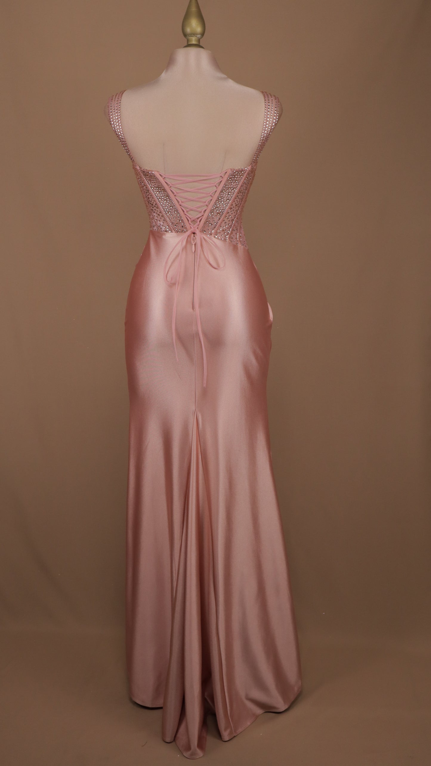 Vestido largo con aplicación y corset en la espalda