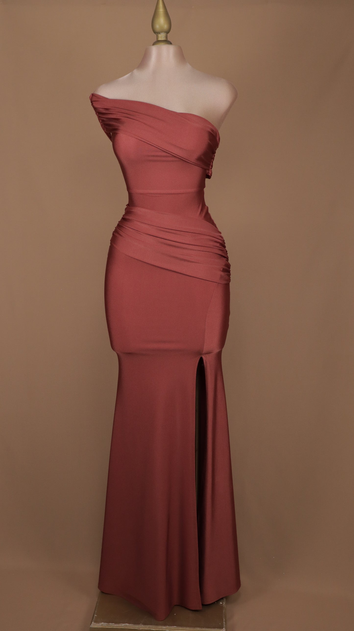 Vestido largo de licra con escote asimétrico