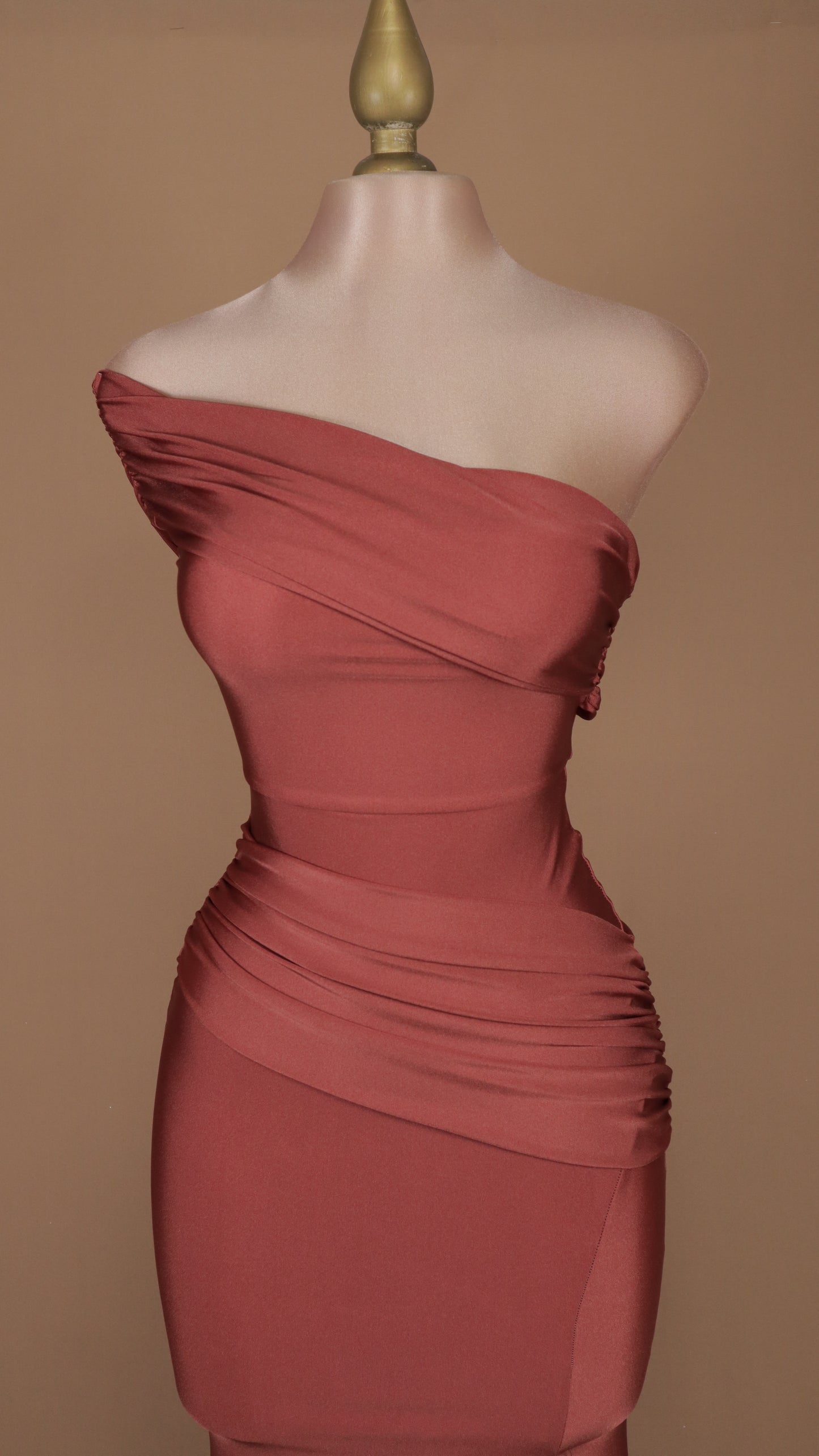 Vestido largo de licra con escote asimétrico