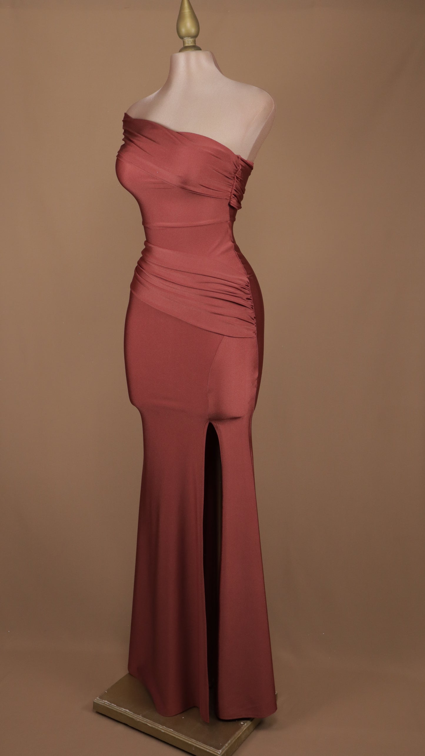 Vestido largo de licra con escote asimétrico