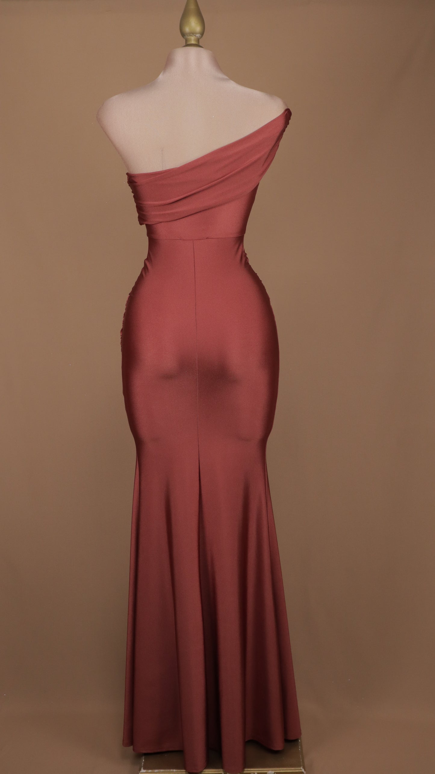 Vestido largo de licra con escote asimétrico