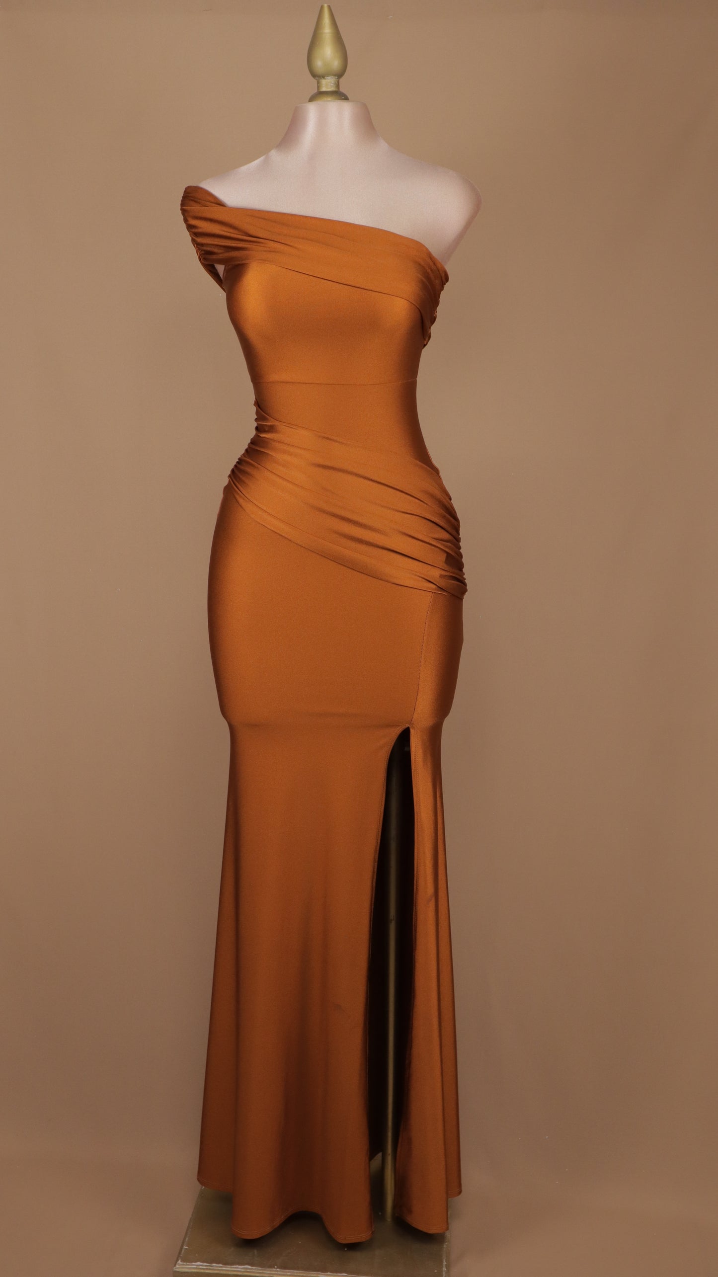 Vestido largo de licra con escote asimétrico