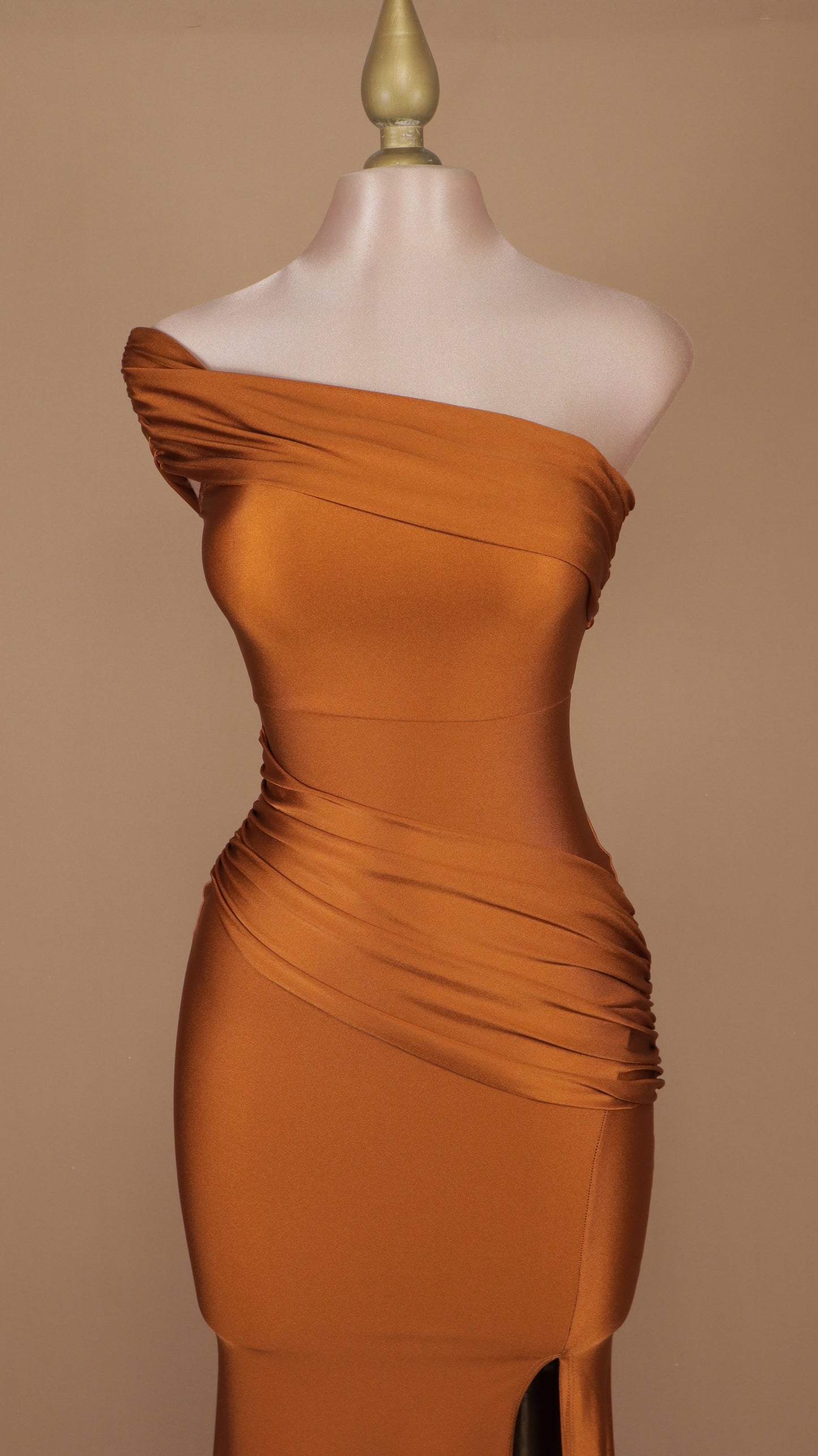 Vestido largo de licra con escote asimétrico