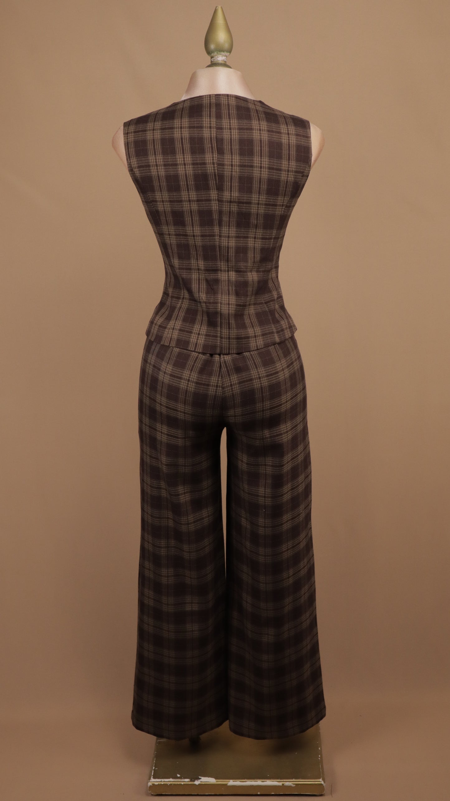 Conjunto de dos piezas con chaleco estructurado y pantalón en estampado de cuadros escoceses