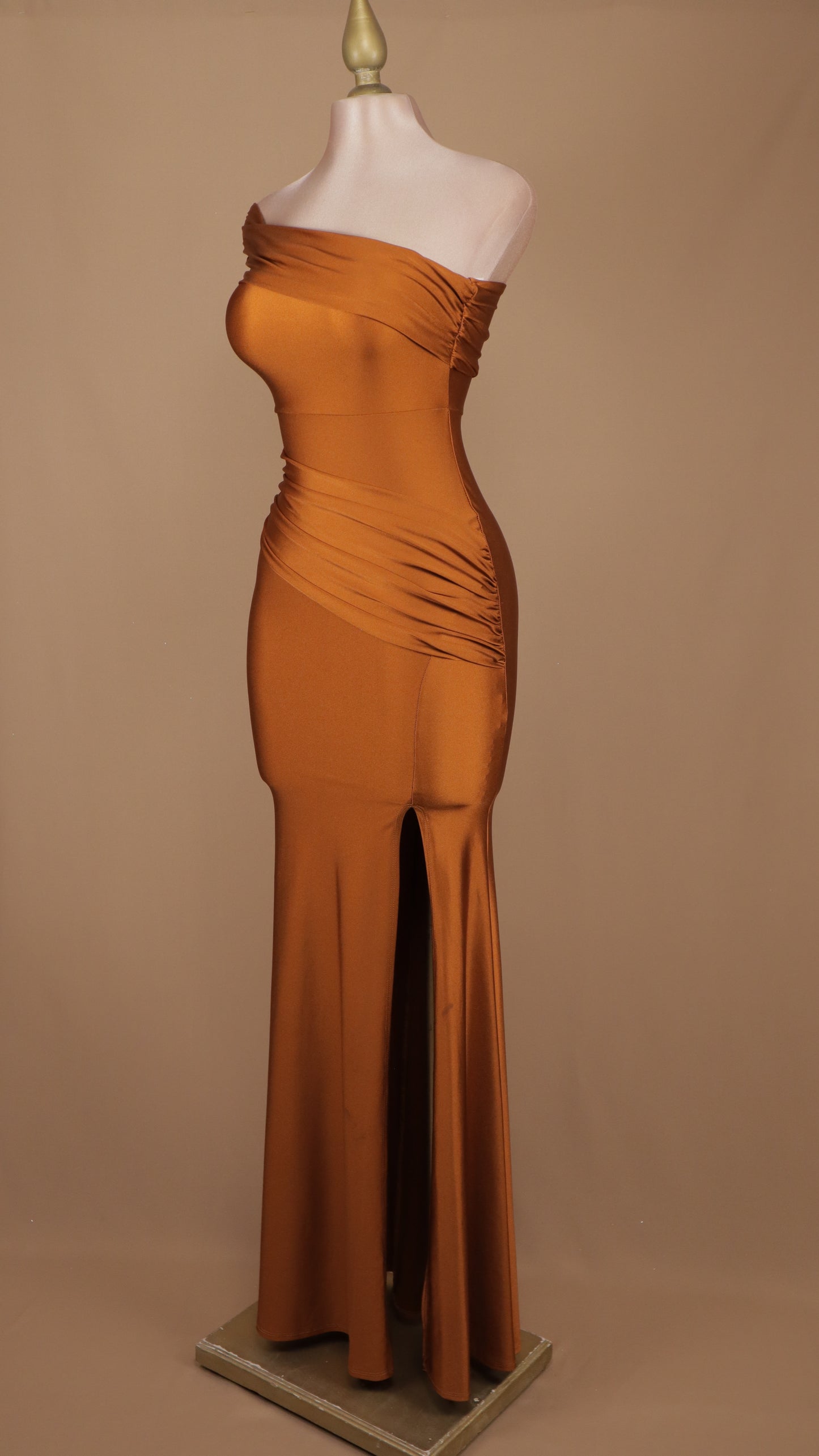 Vestido largo de licra con escote asimétrico
