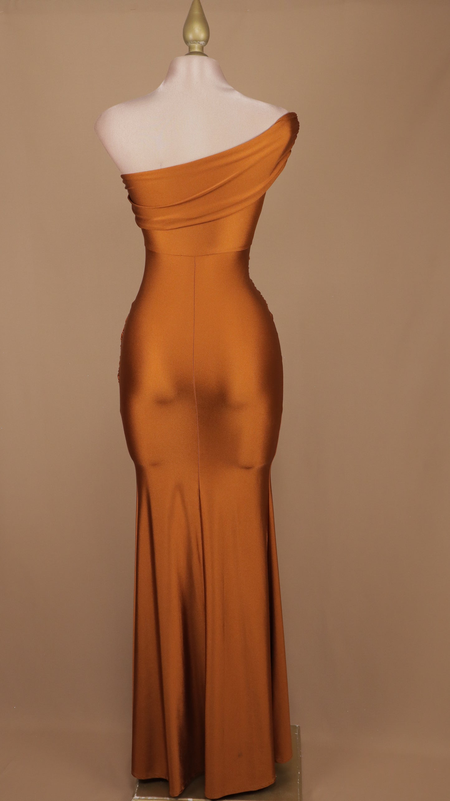 Vestido largo de licra con escote asimétrico