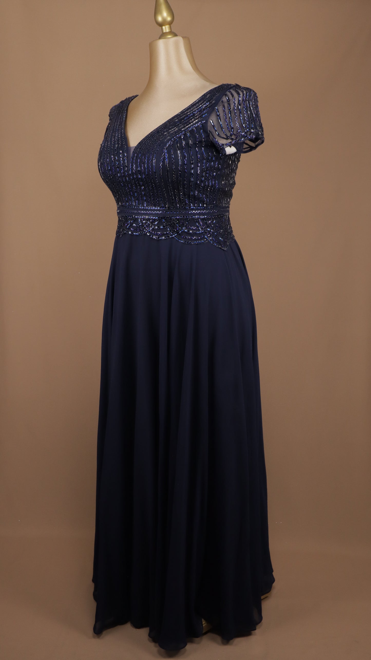 Vestido plus size con aplicación y manga corta