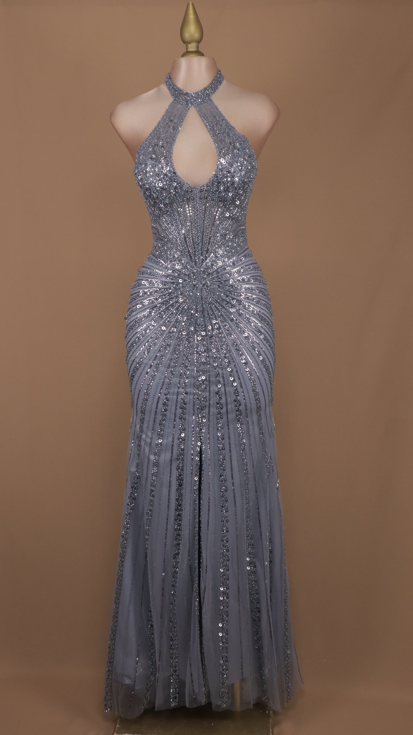 Vestido largo de graduación cuello halter con escote
