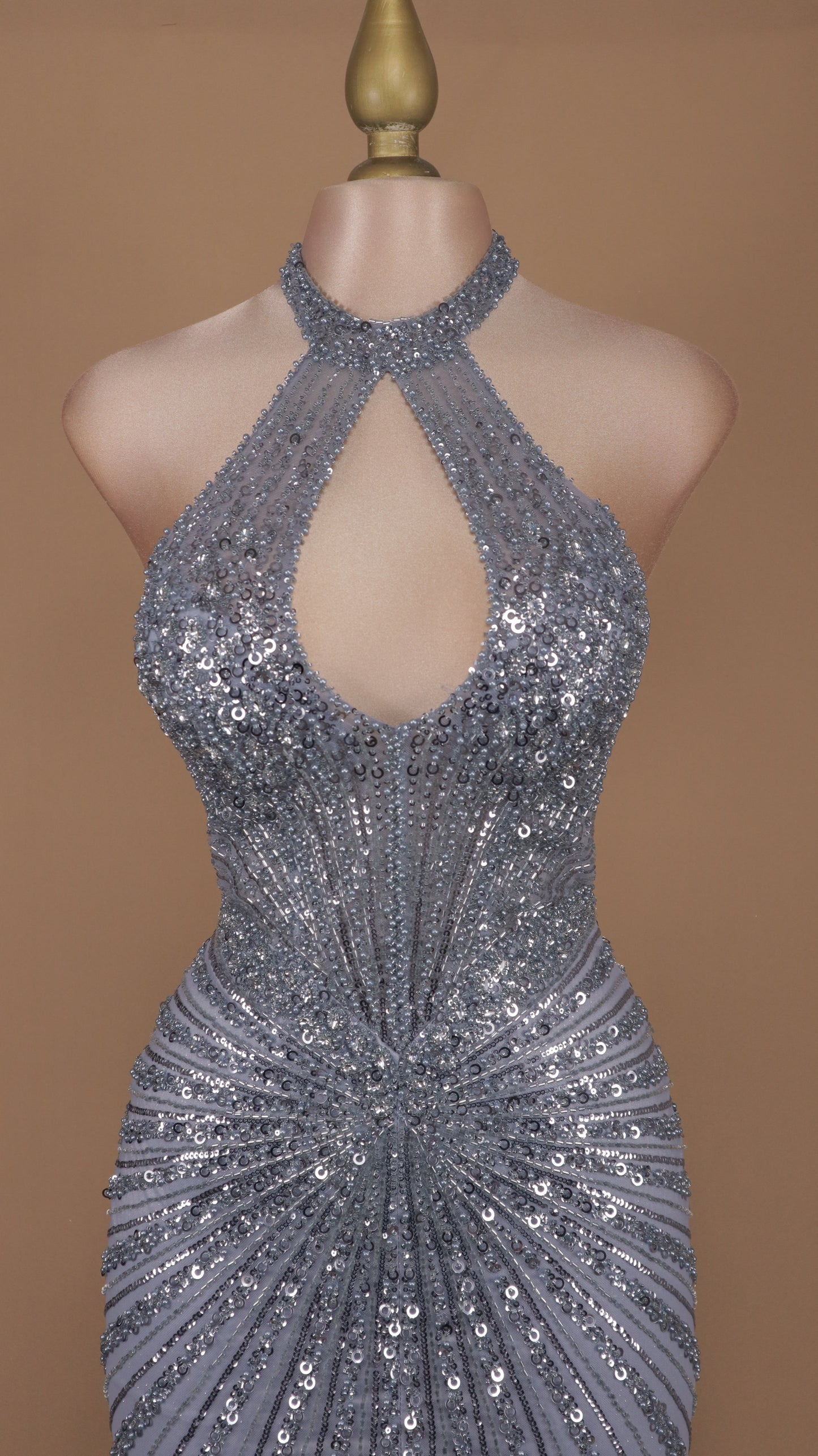 Vestido largo de graduación cuello halter con escote