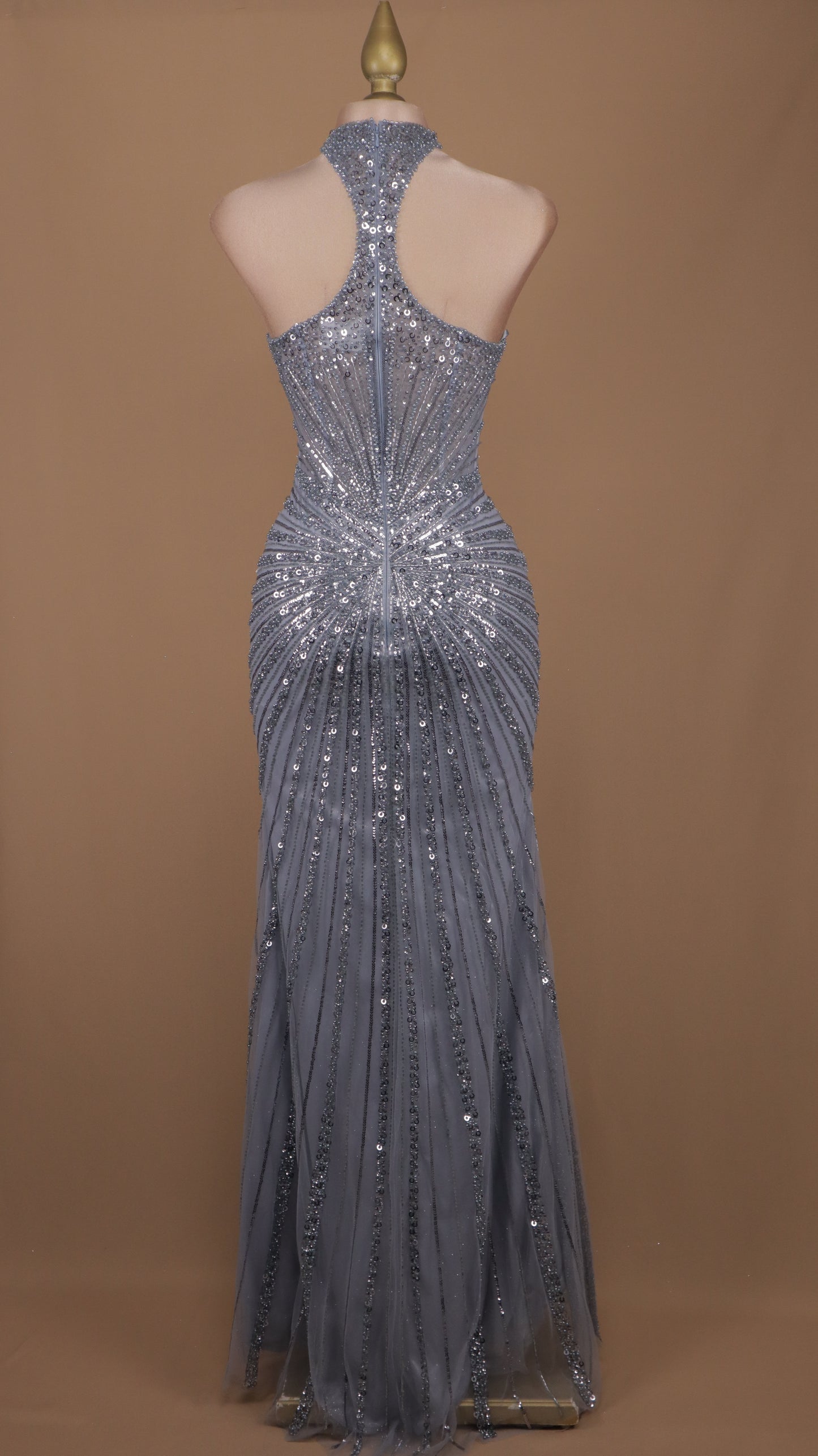 Vestido largo de graduación cuello halter con escote
