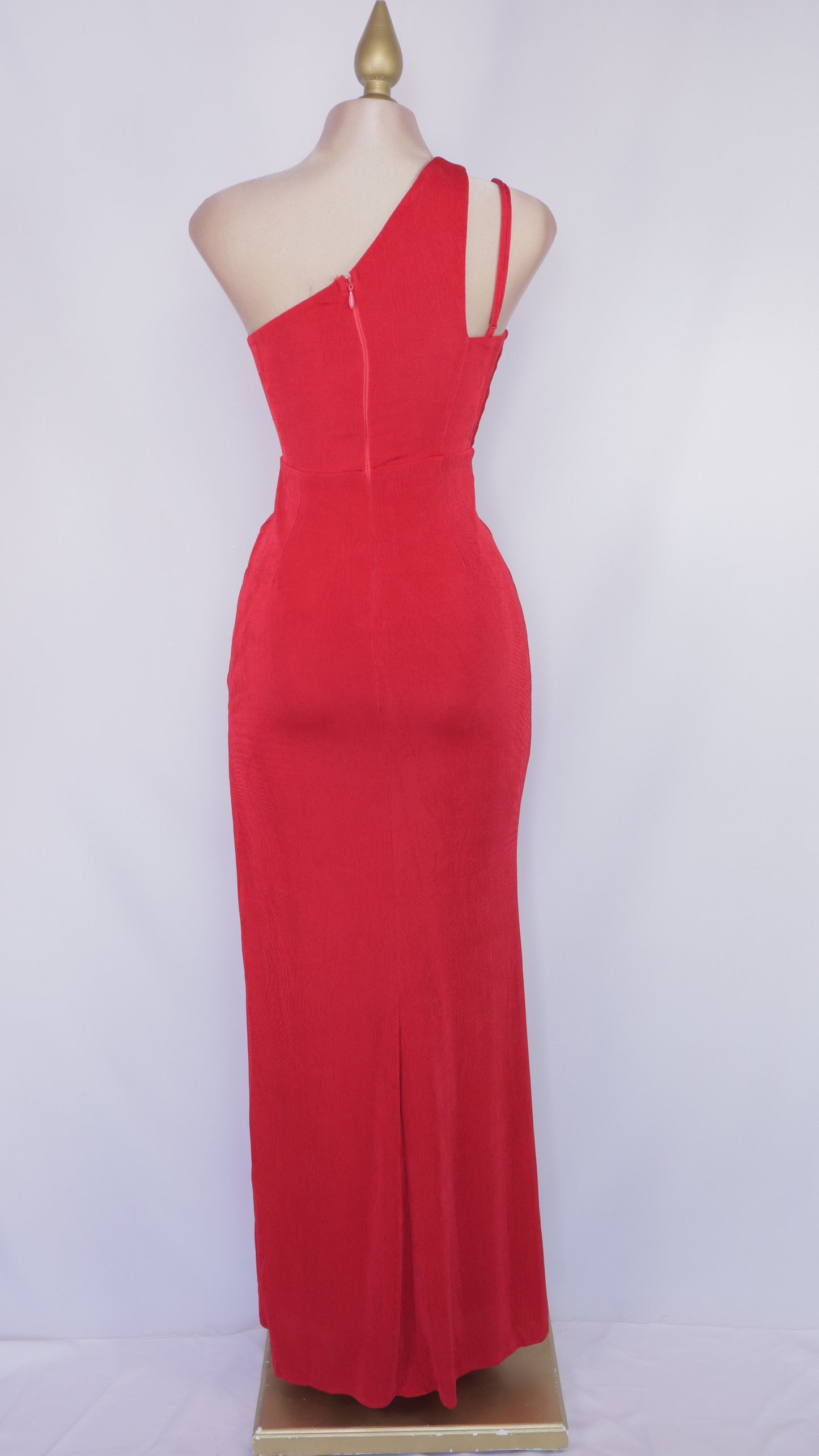 Vestido asimétrico con abertura en pierna