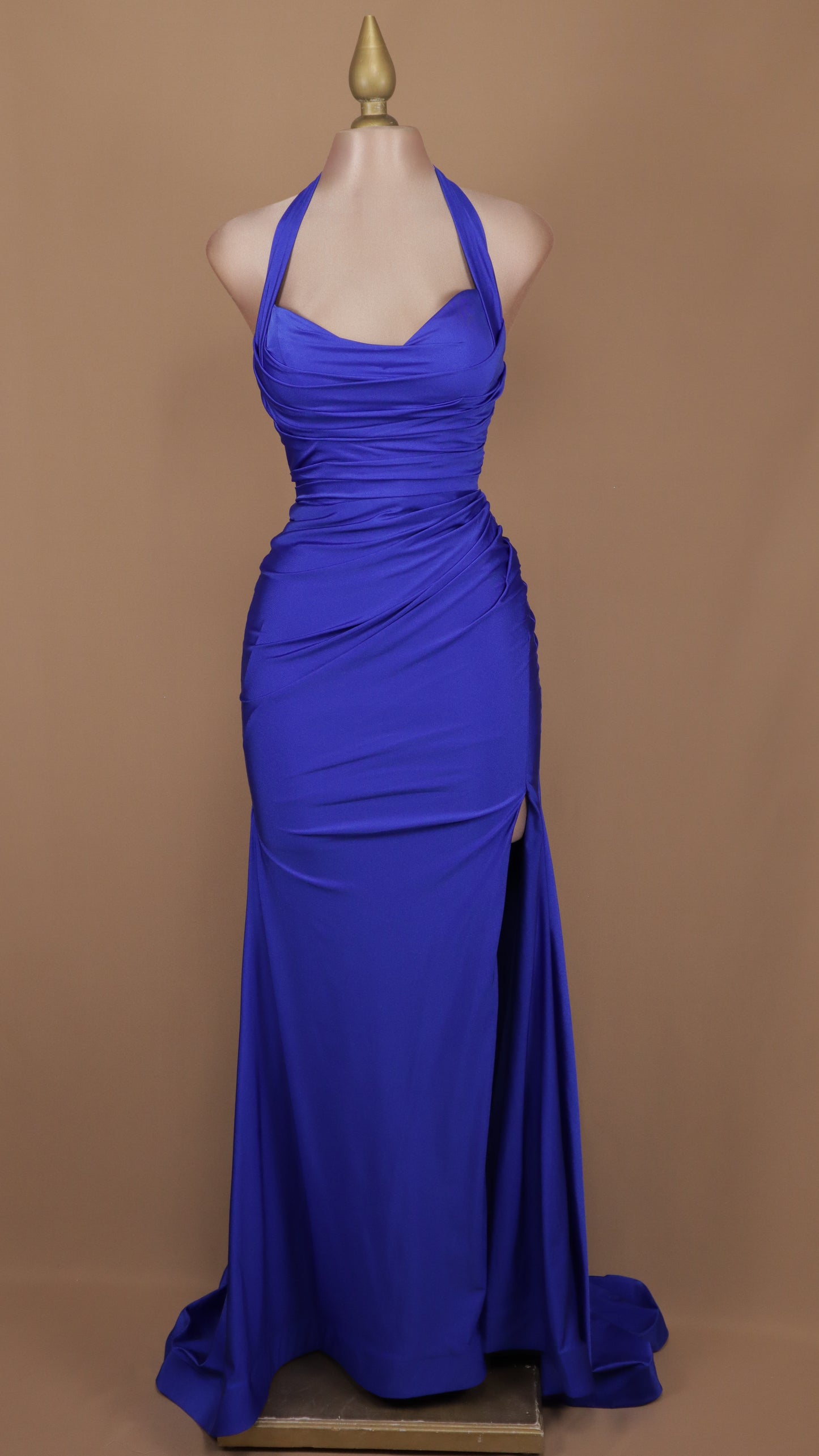 Vestido largo con cuello halter y escote en la espalda