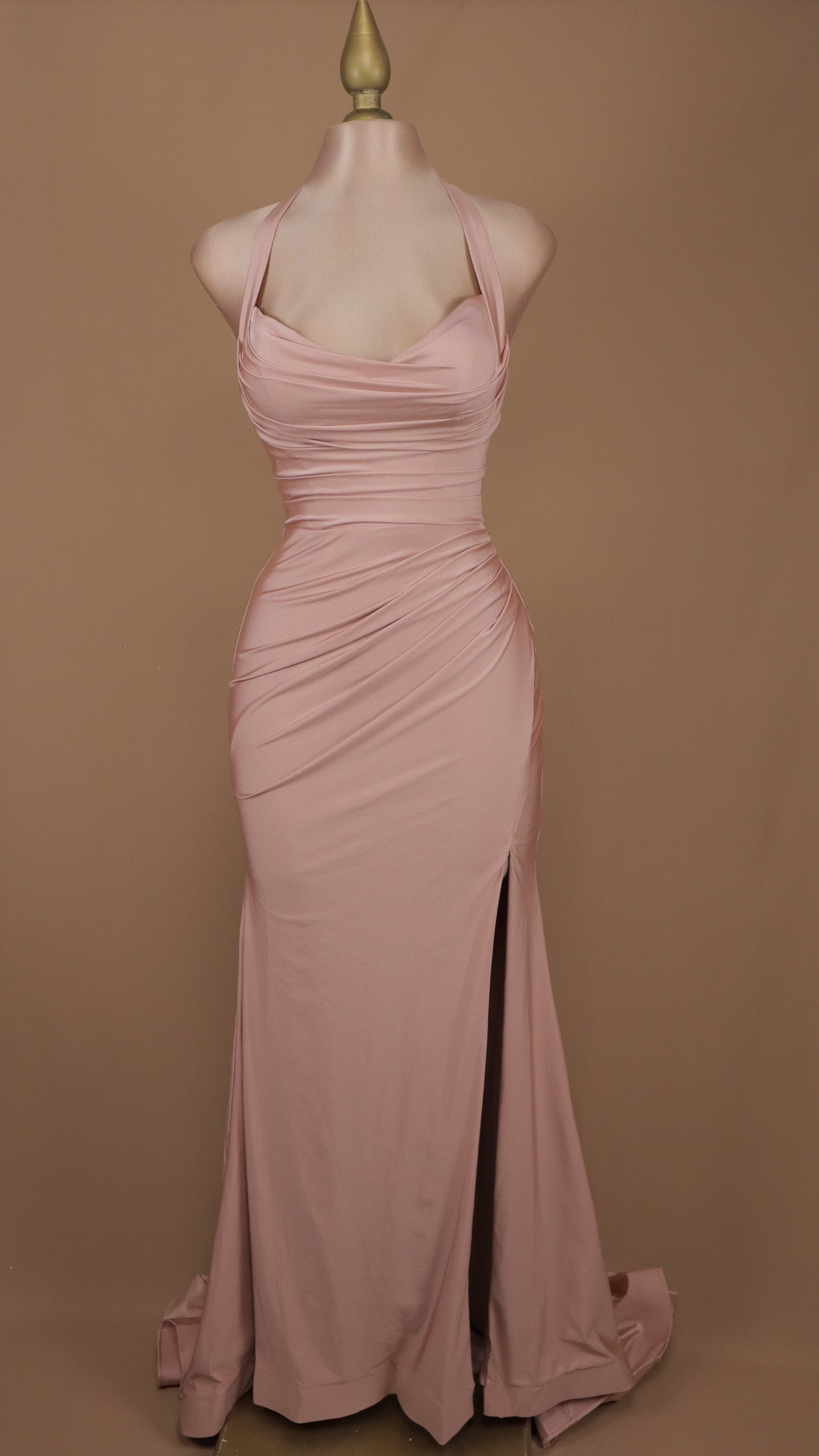 Vestido largo con cuello halter y escote en la espalda