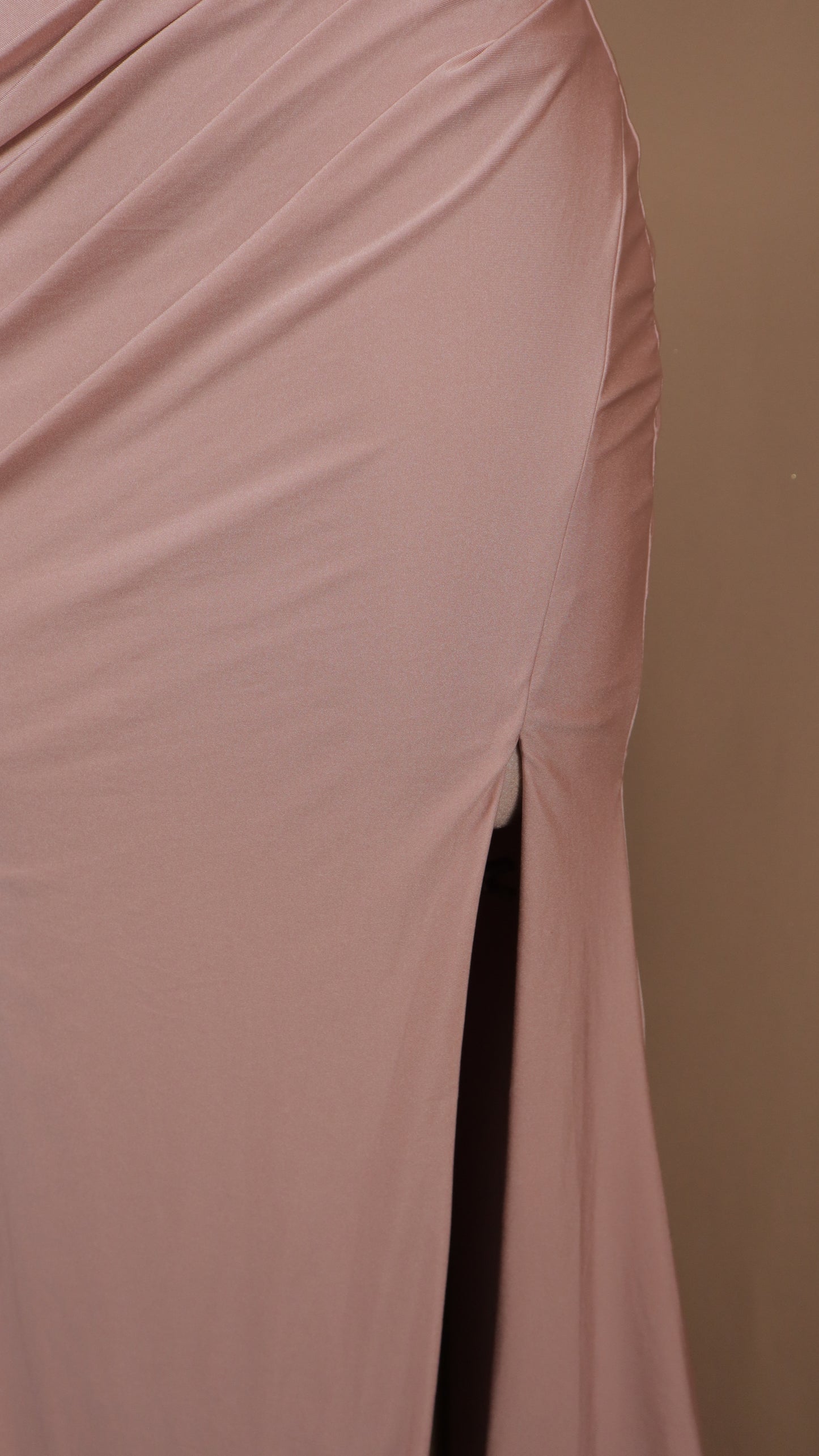 Vestido largo con cuello halter y escote en la espalda