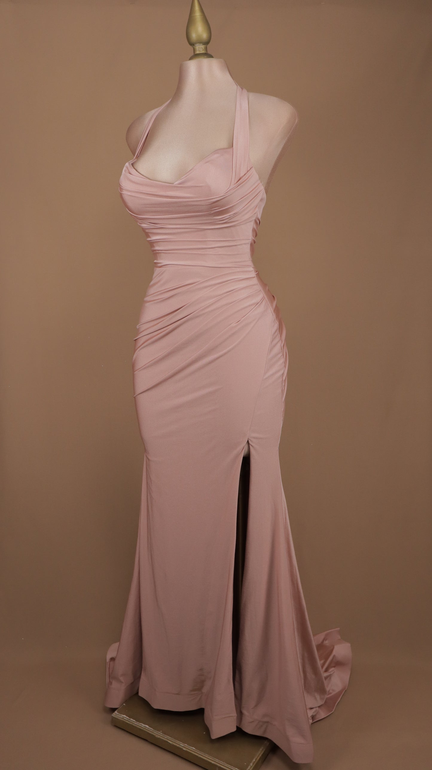 Vestido largo con cuello halter y escote en la espalda