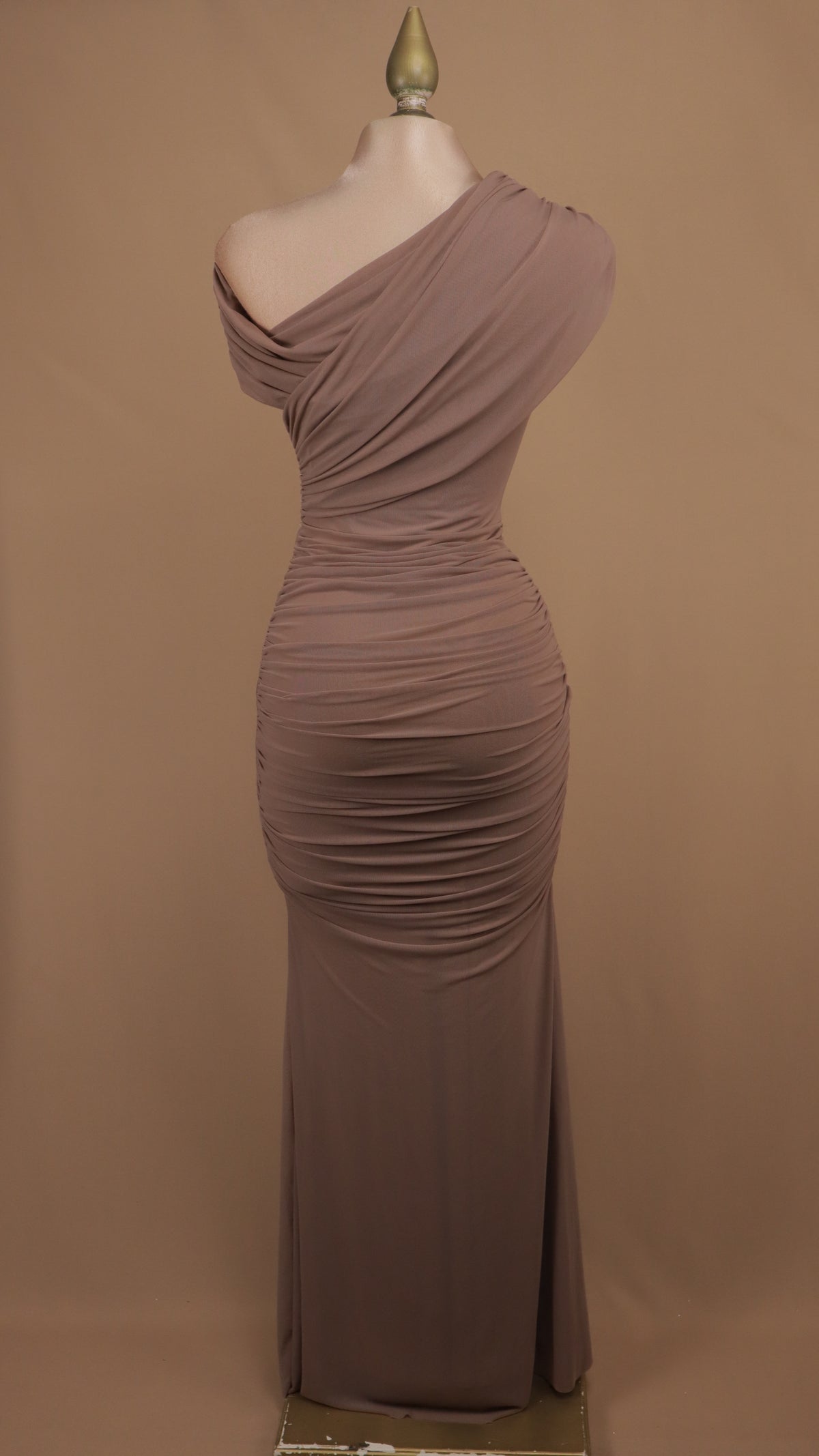 Vestido largo drapeado asimétrico