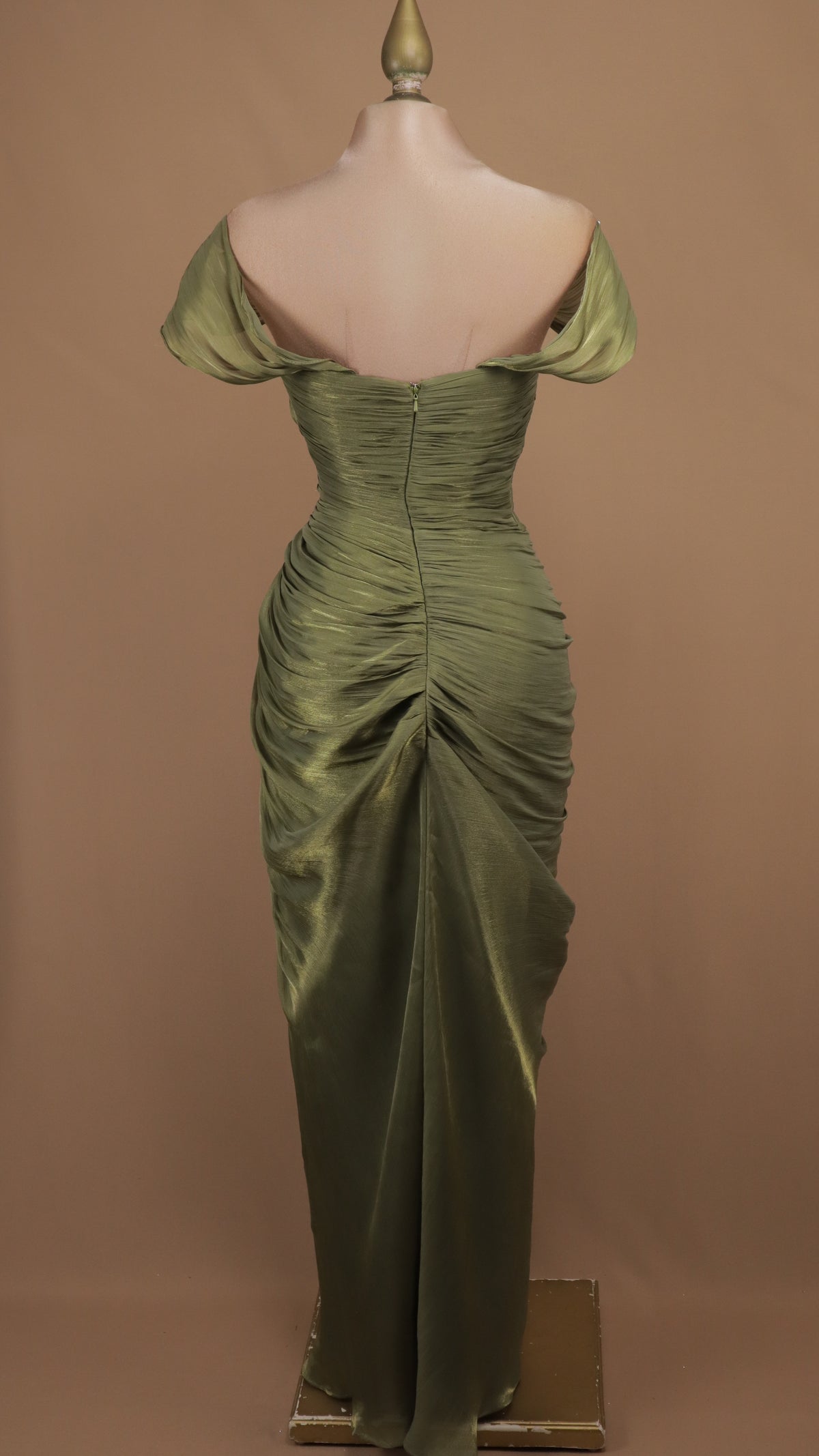 Vestido largo de alta gala con escote corazón y mangas caídas