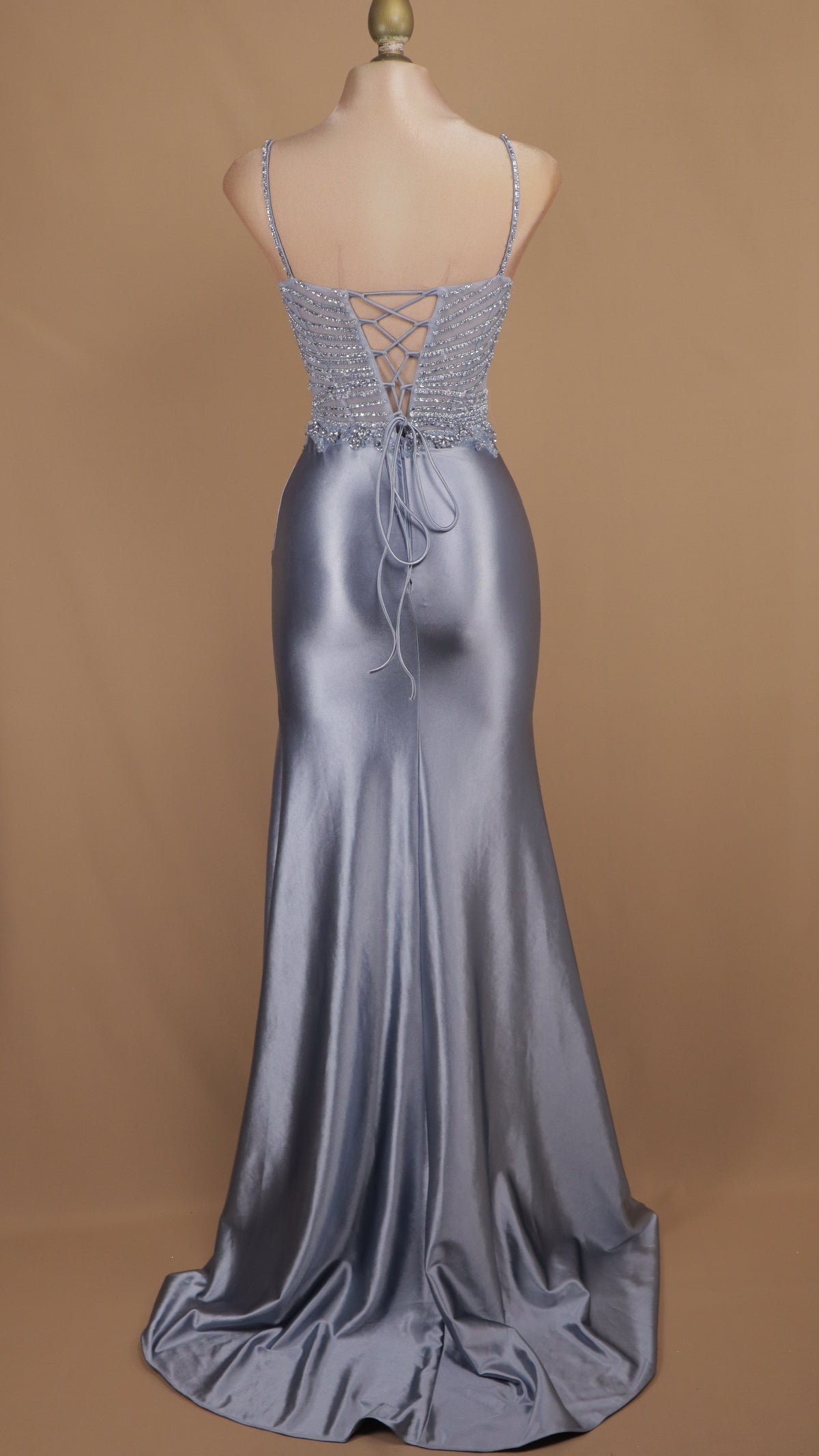 Vestido largo satinado de gala con corsé de pedrería