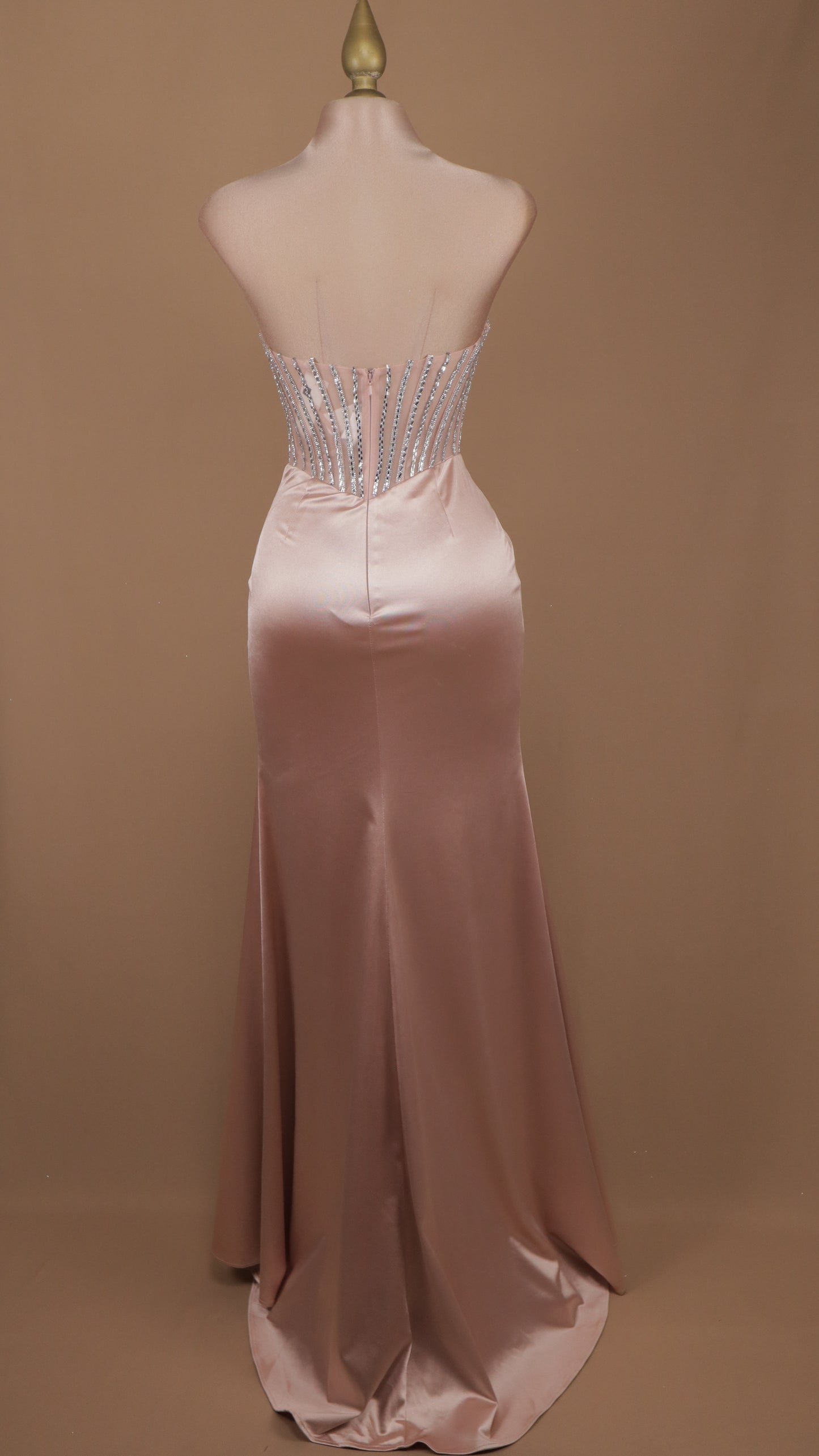 Vestido largo de graduación con aplicación en tiras