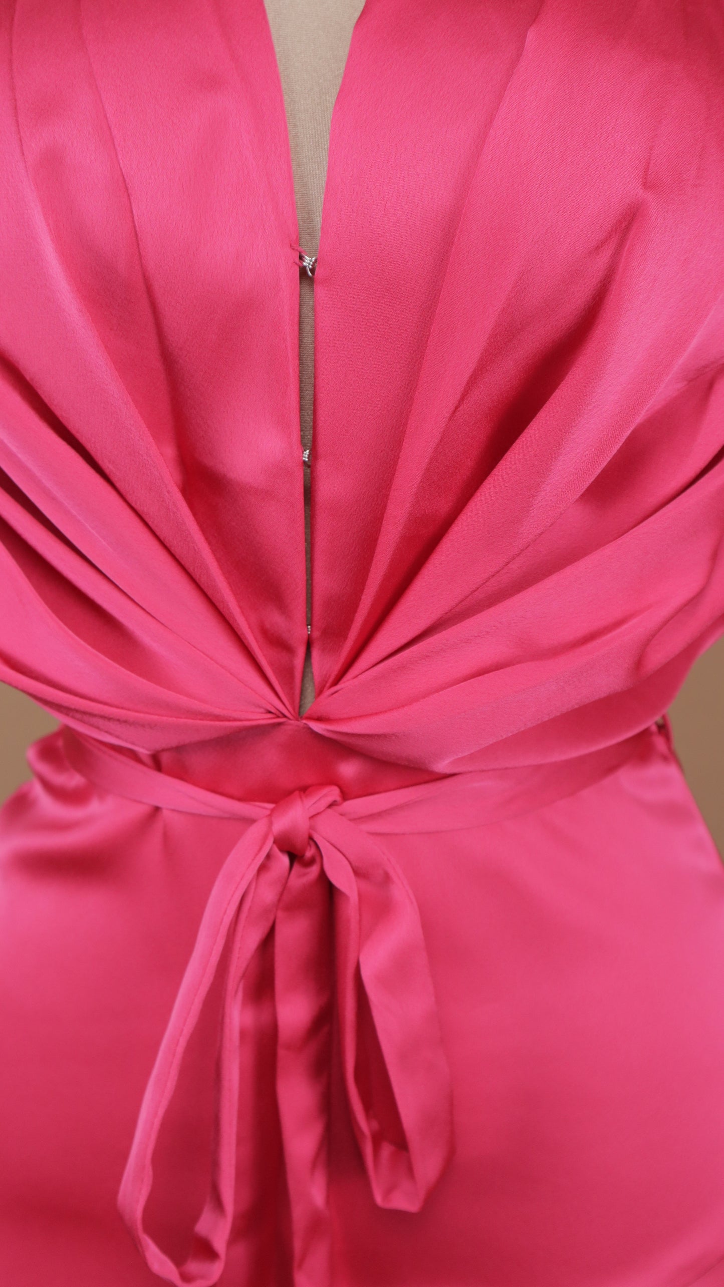 Vestido largo con escote en V y tela satinada
