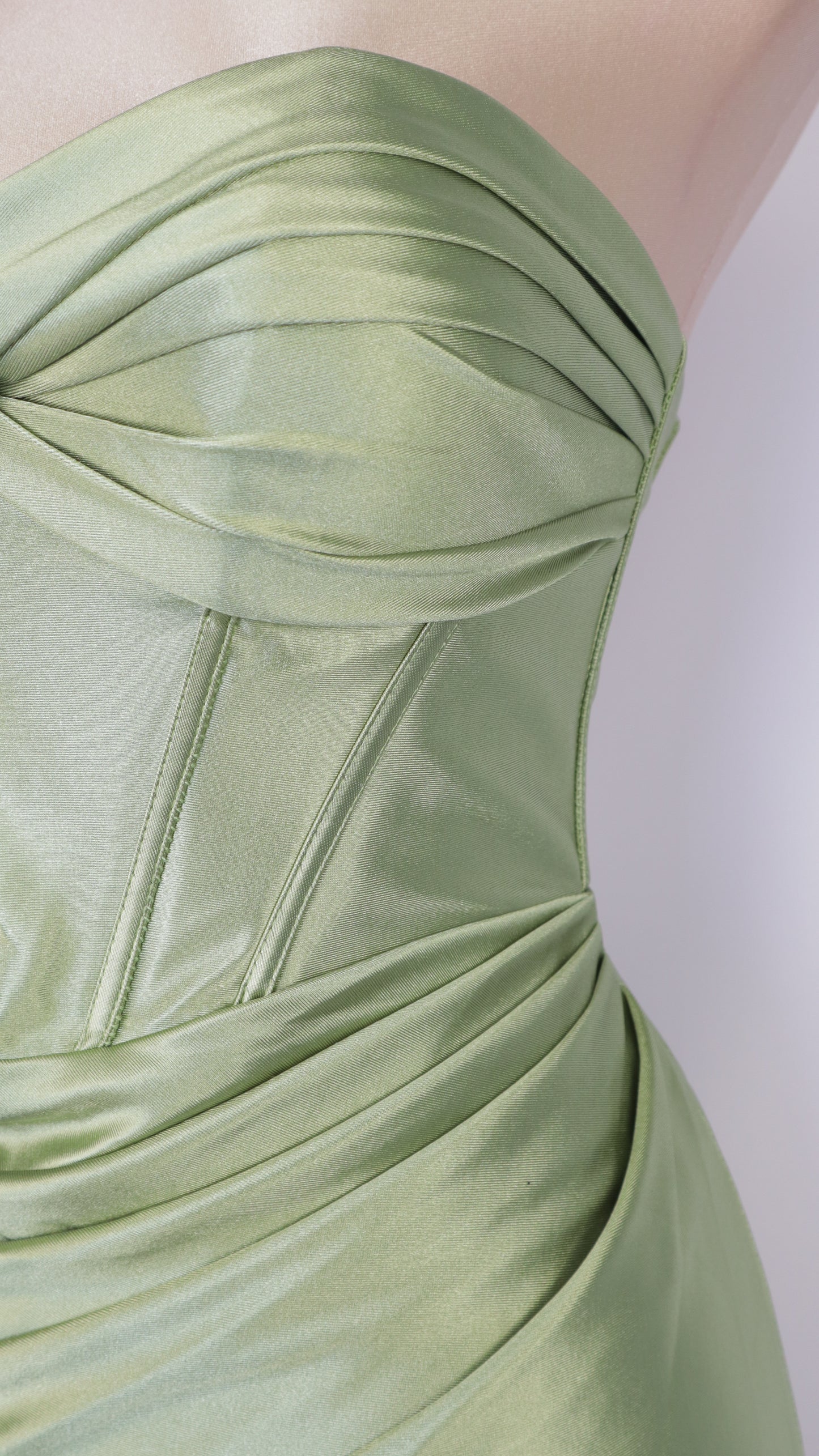 Vestido estraple con corset