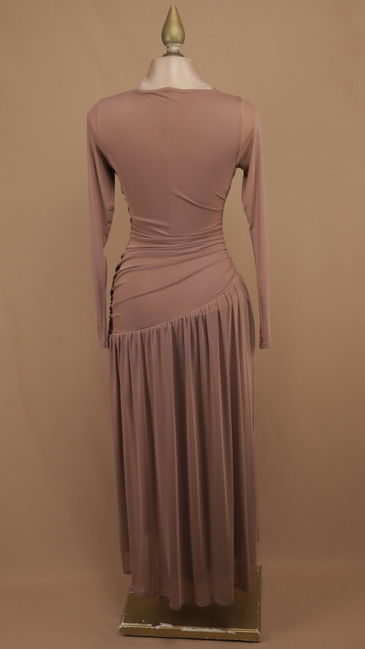Vestido largo con mangas de malla transparente y fruncido lateral asimétrico