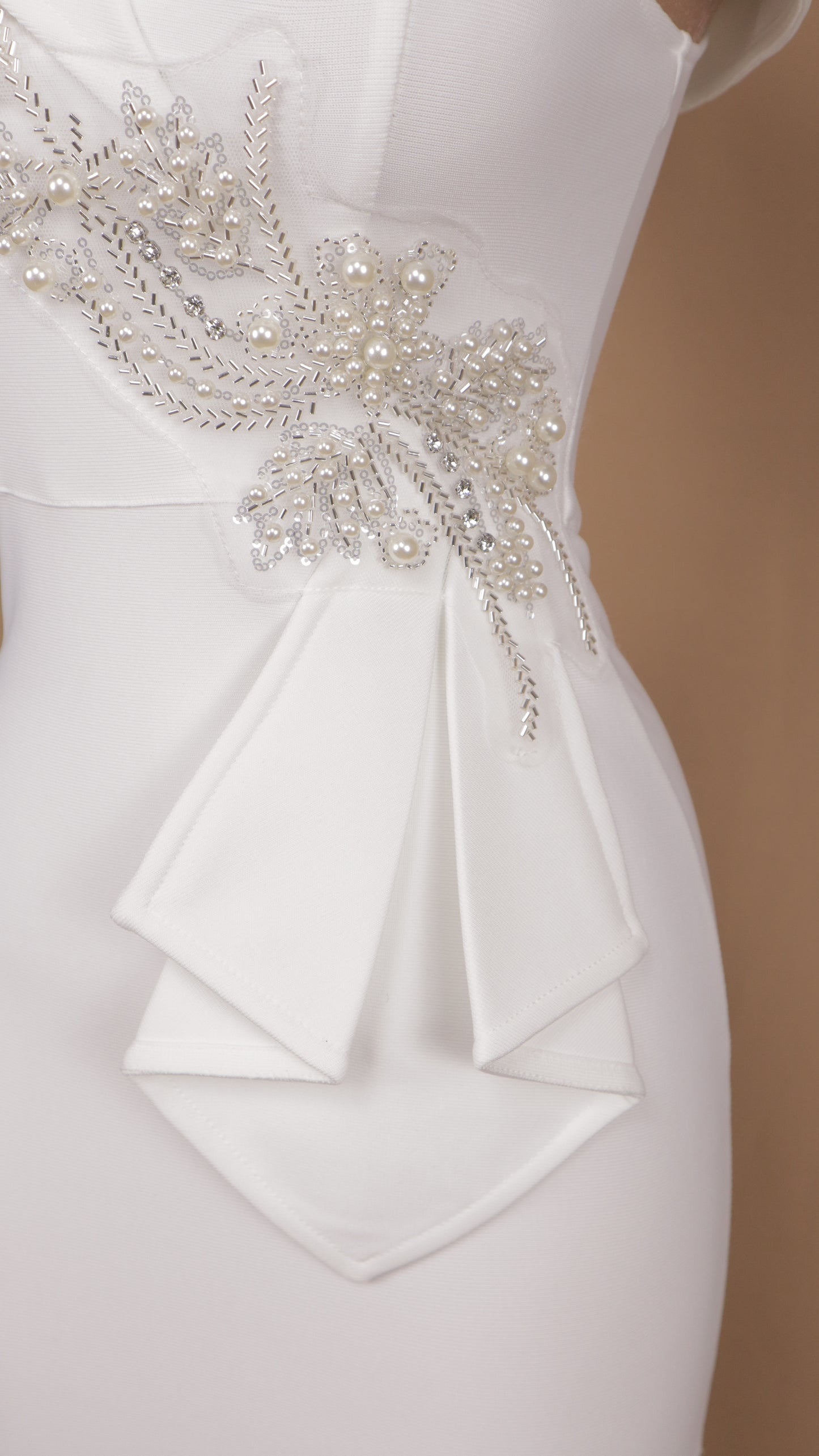 Vestido corto de bandage con aplicación