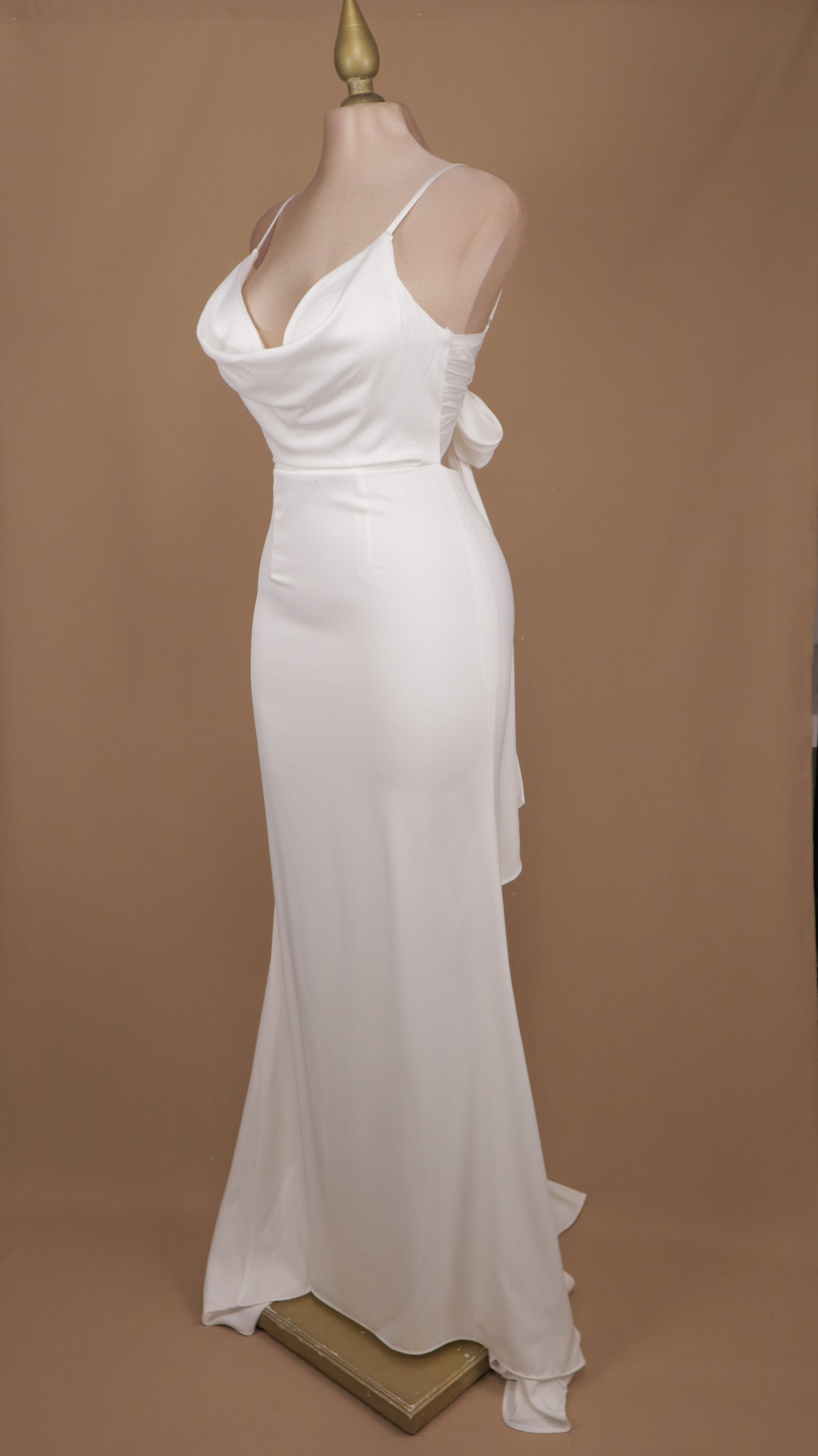 Vestido de novia con escote en la espalda y cola