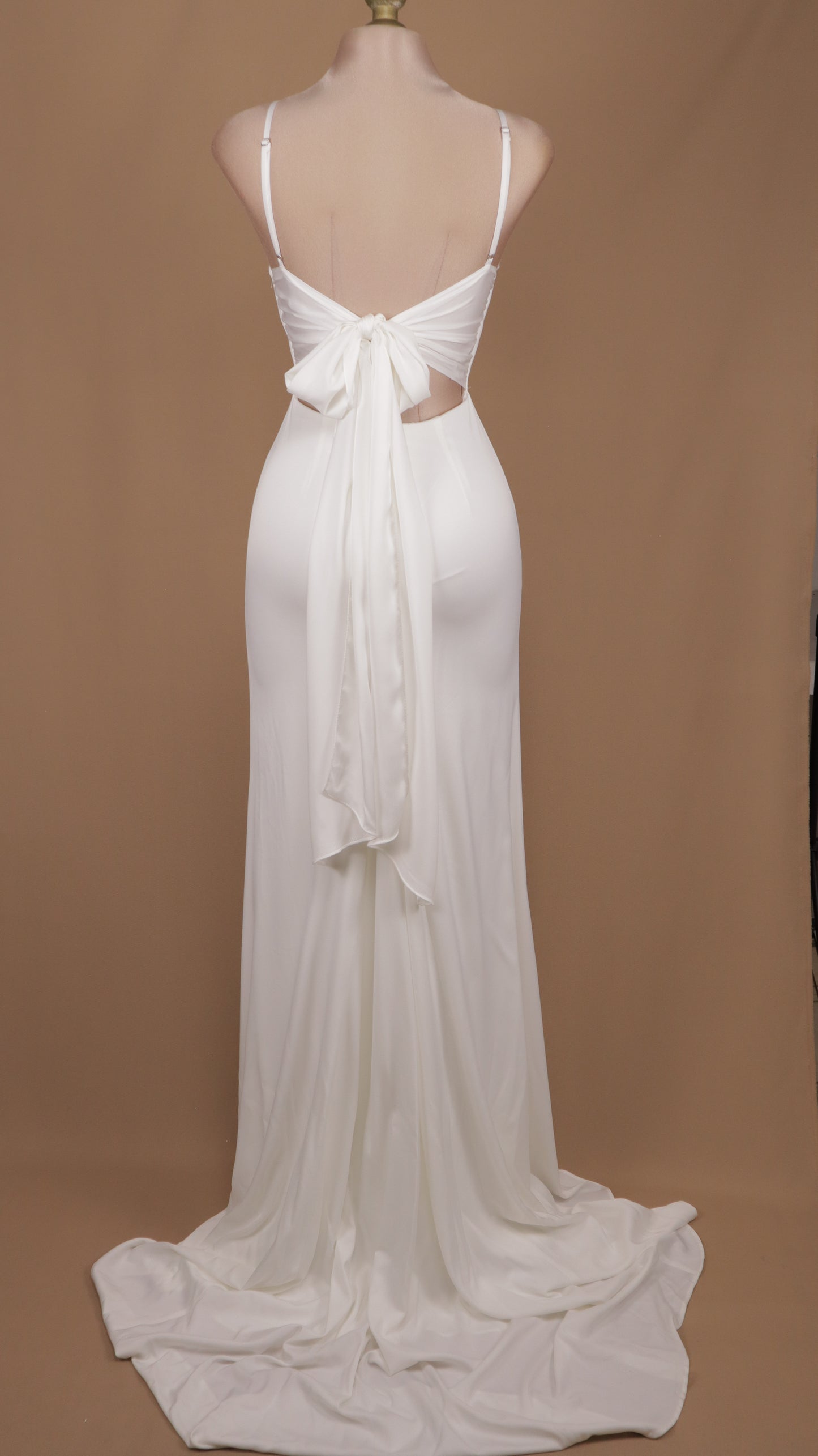 Vestido de novia con escote en la espalda y cola