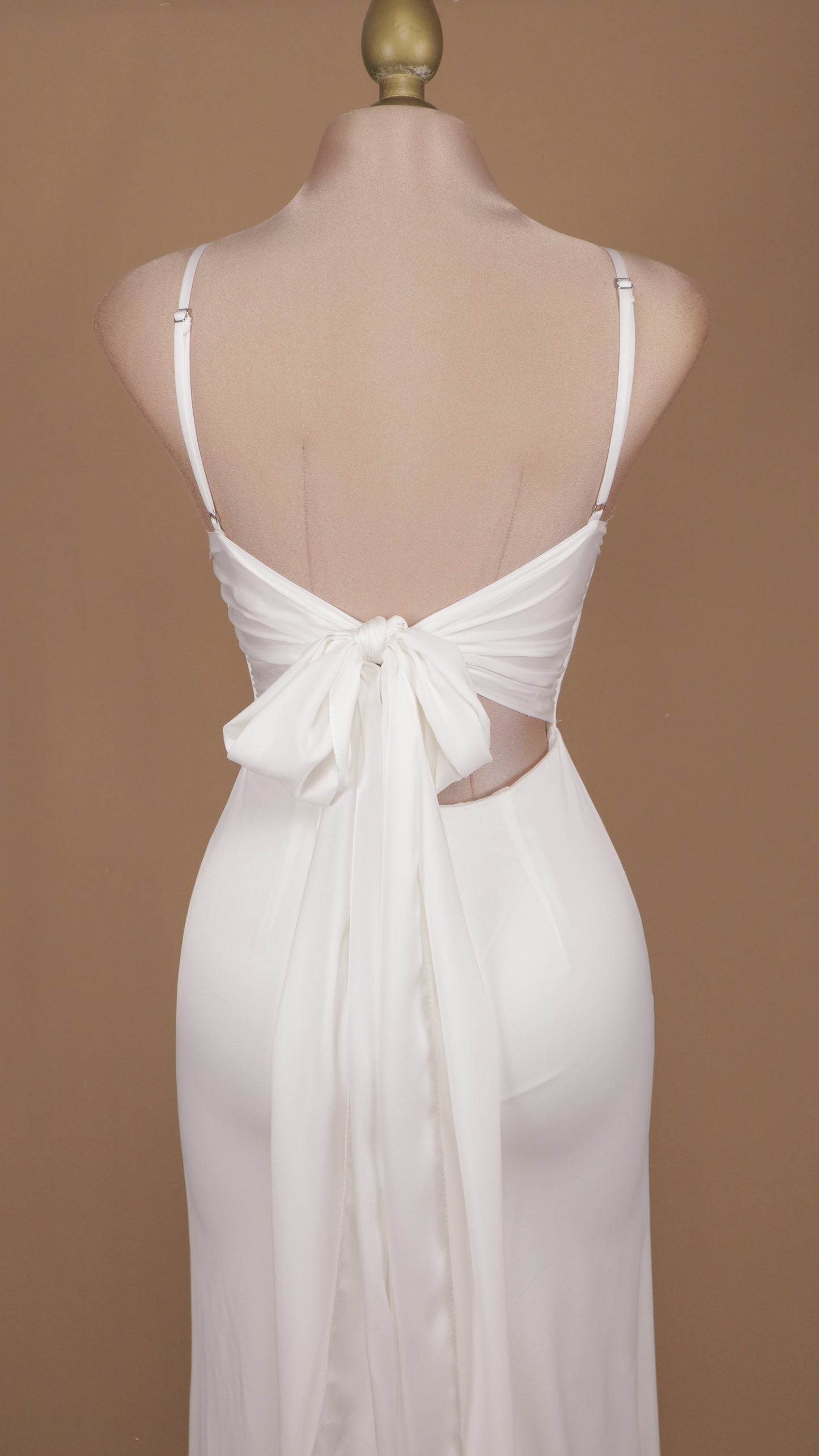 Vestido de novia con escote en la espalda y cola