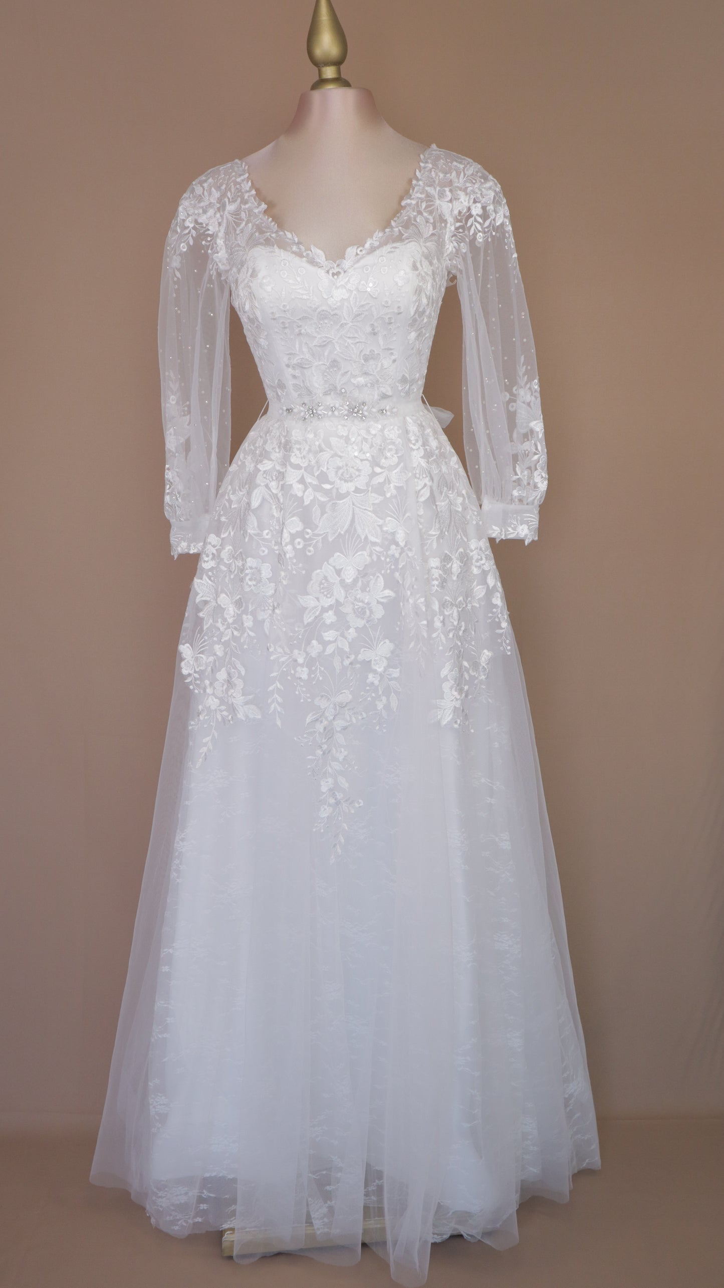 Vestido de novia con pedrería tornasol y bordado
