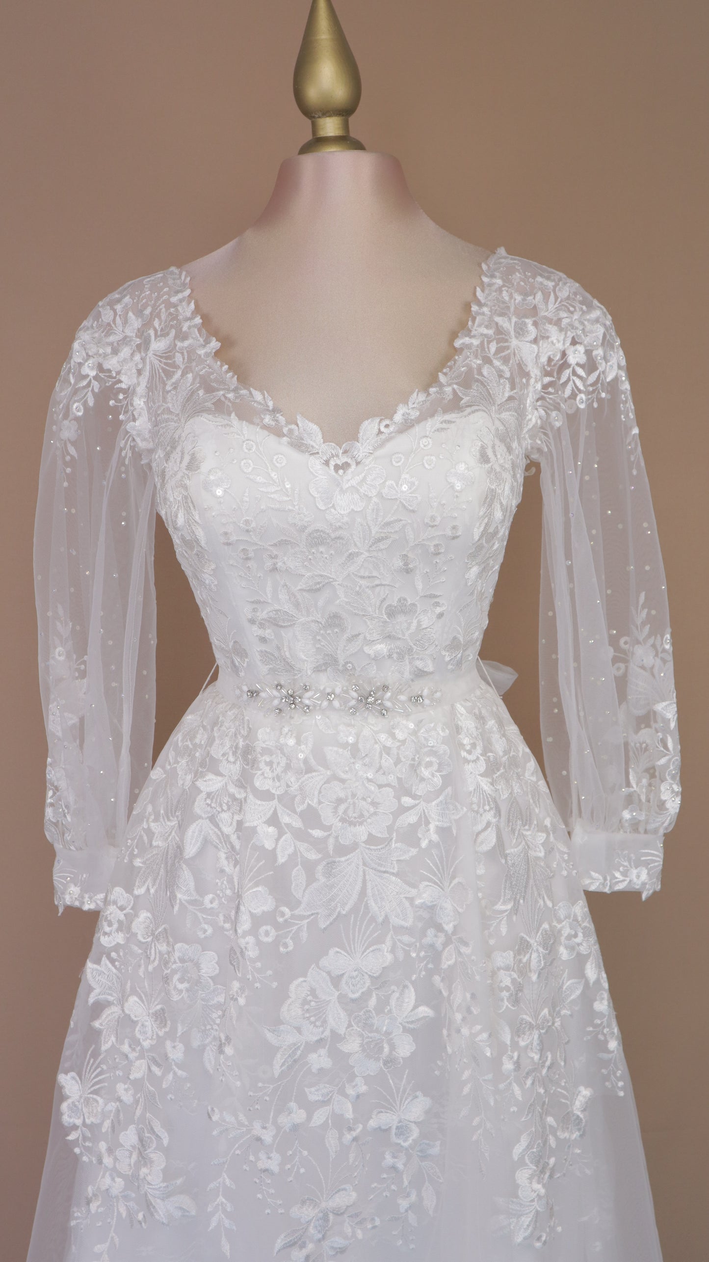 Vestido de novia con pedrería tornasol y bordado