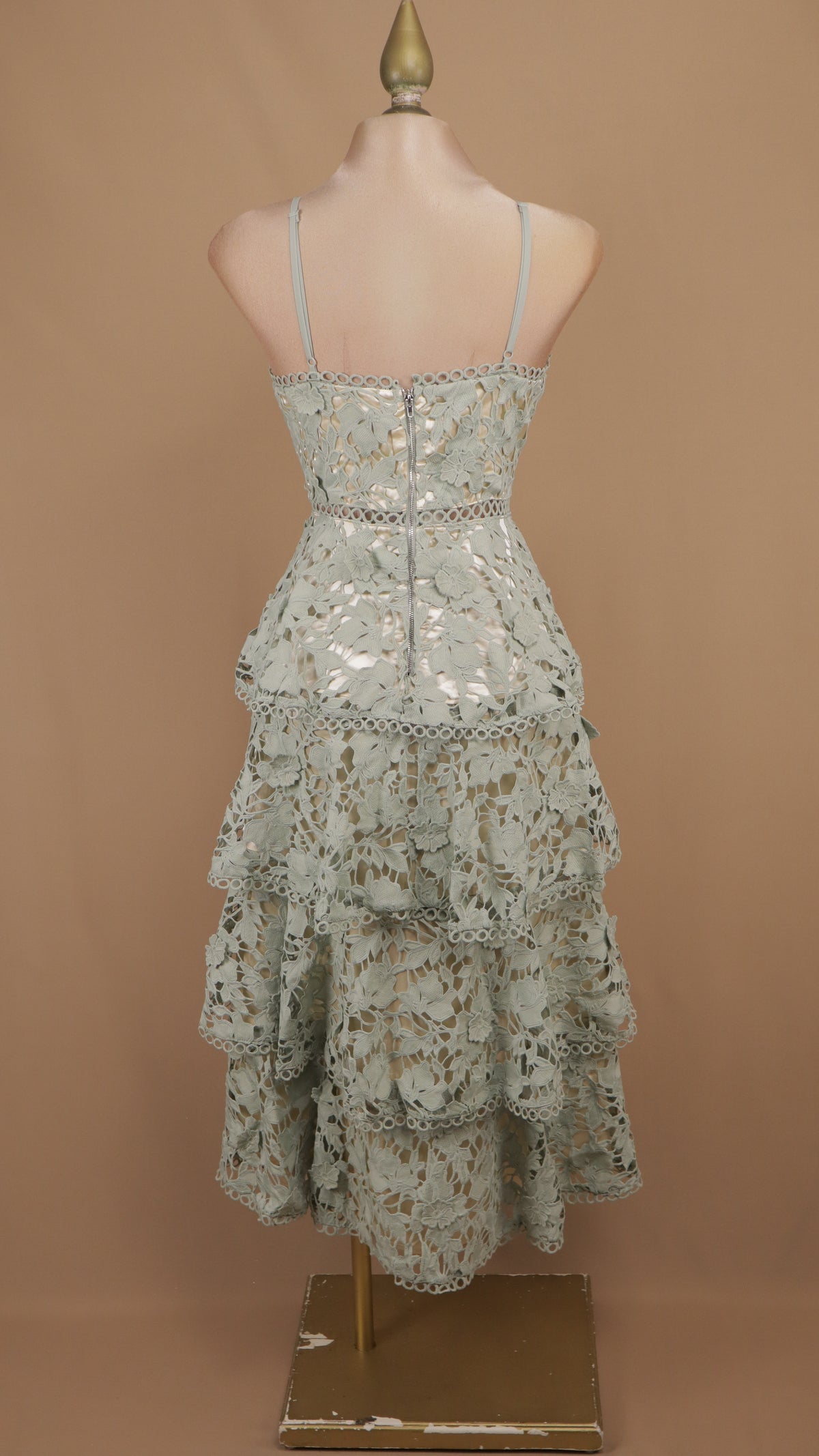 Vestido romántico midi de encaje floral con olanes escalonados