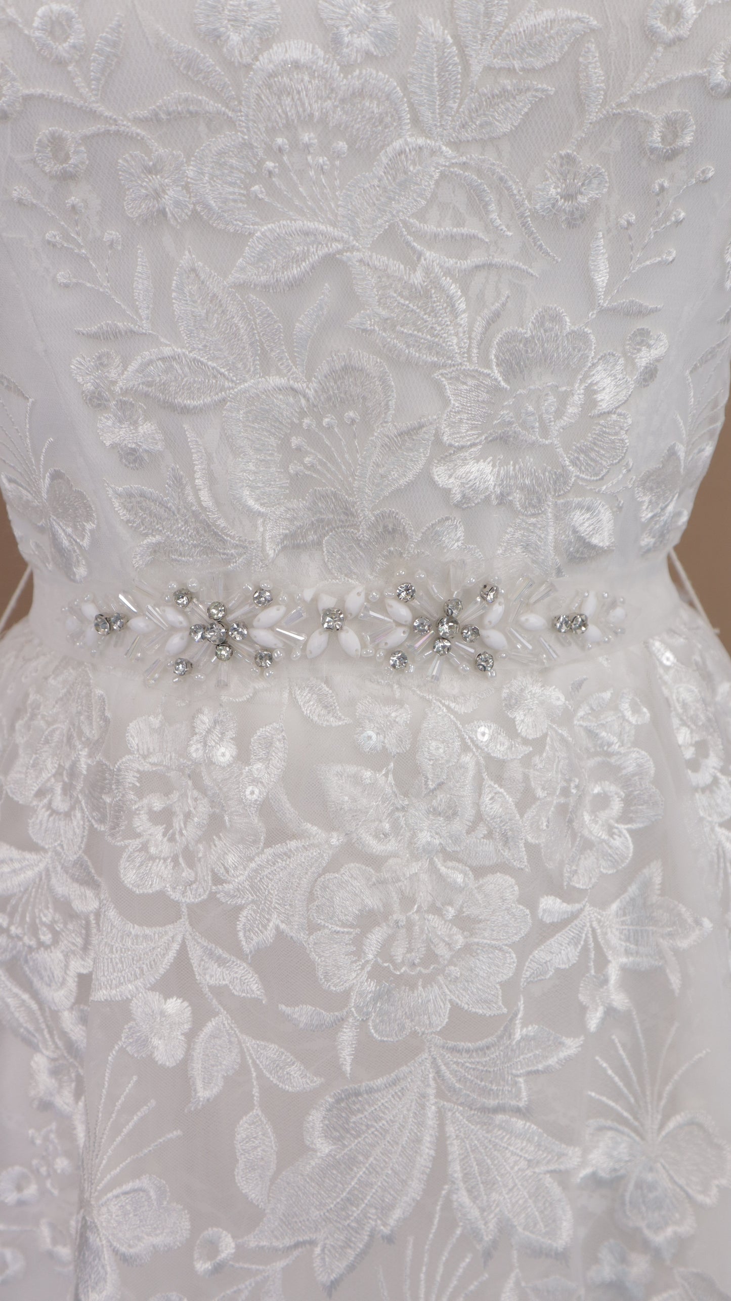 Vestido de novia con pedrería tornasol y bordado